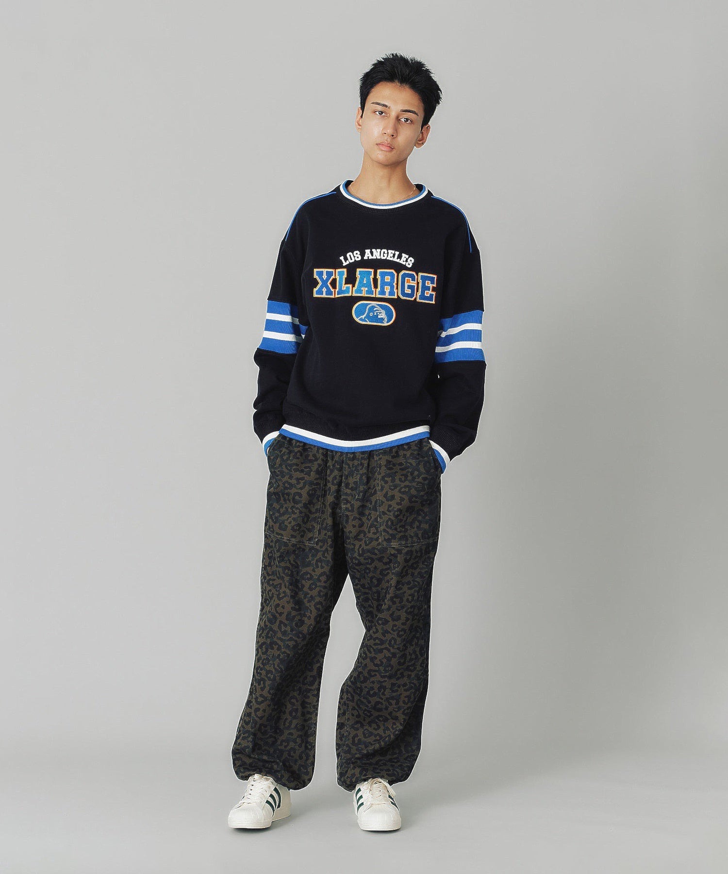 STRIPED SLEEVE CREWNECK SWEATSHIRT