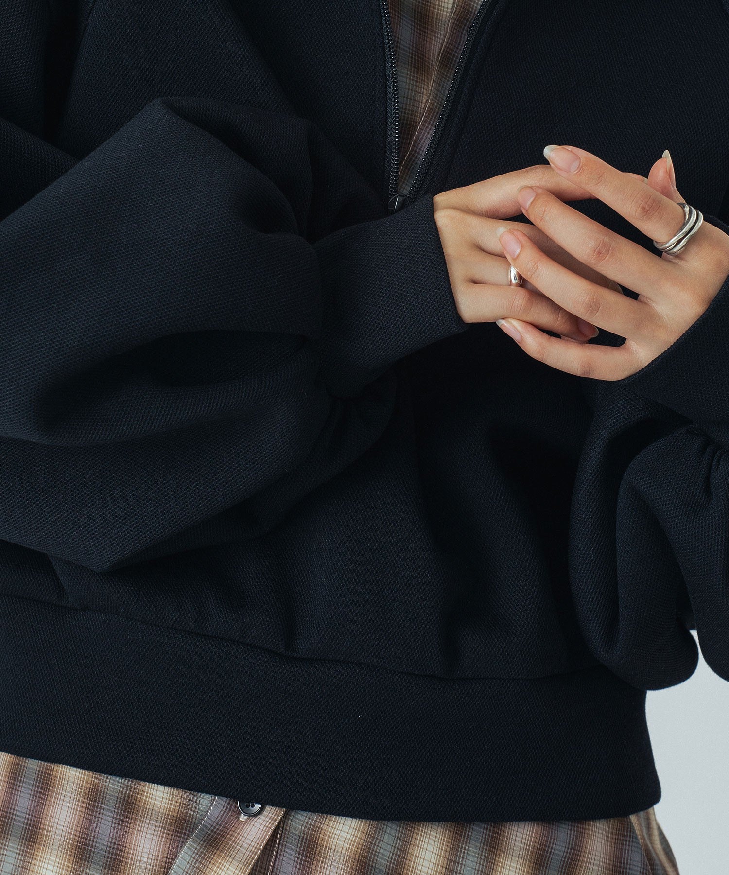mici/VOLUME SLEEVE ZIP UP TOP