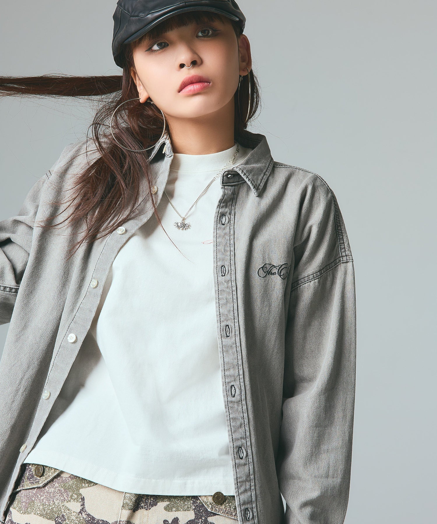 CURSIVE SCRIPT LOGO AND FACE S/S TEE