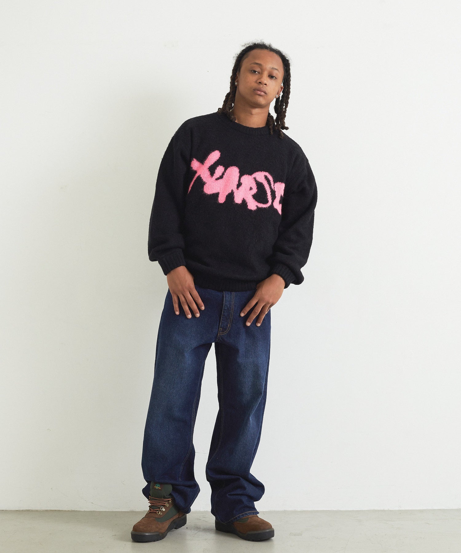 FLUID LETTERING CREW SWEATER