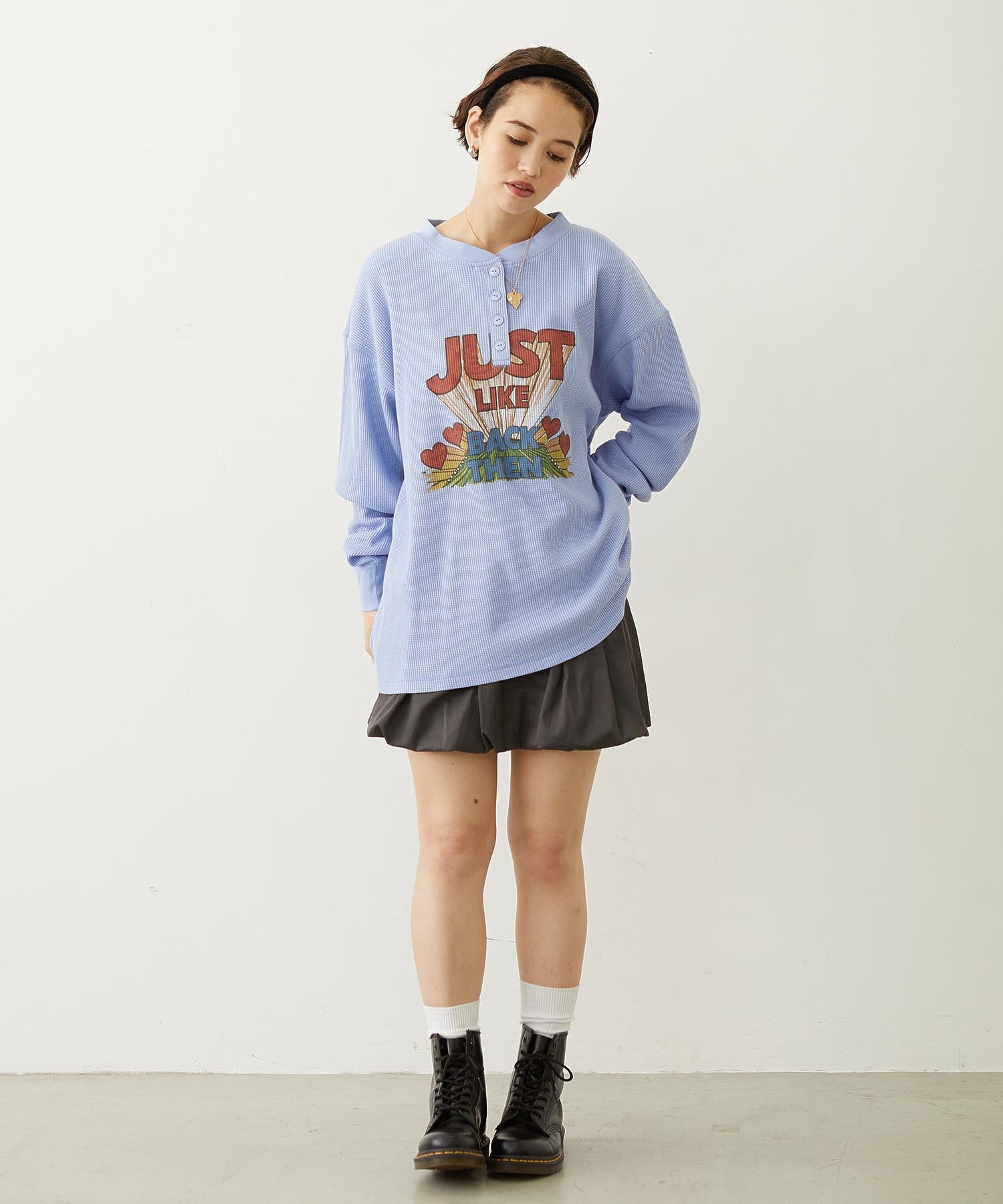 HENLEY NECK GRAPHIC L/S TOP