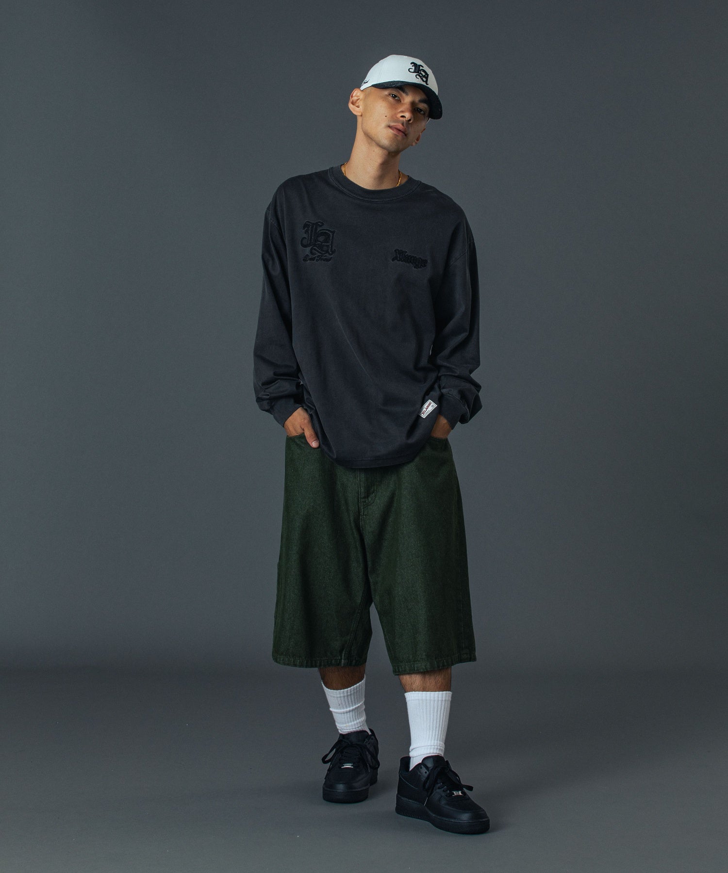 PATCHED OLD ENGLISH L/S TEE