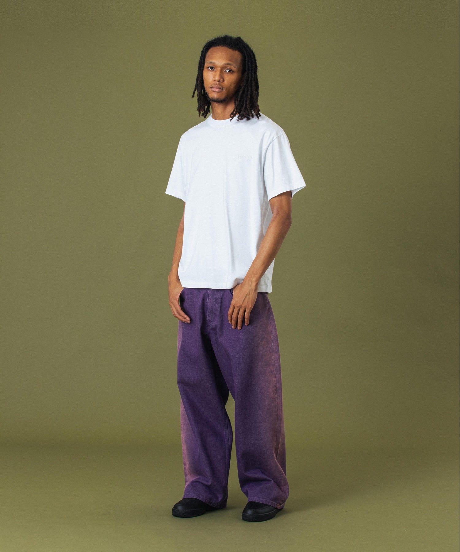 EMBOSSED OLD ENGLISH S/S TEE