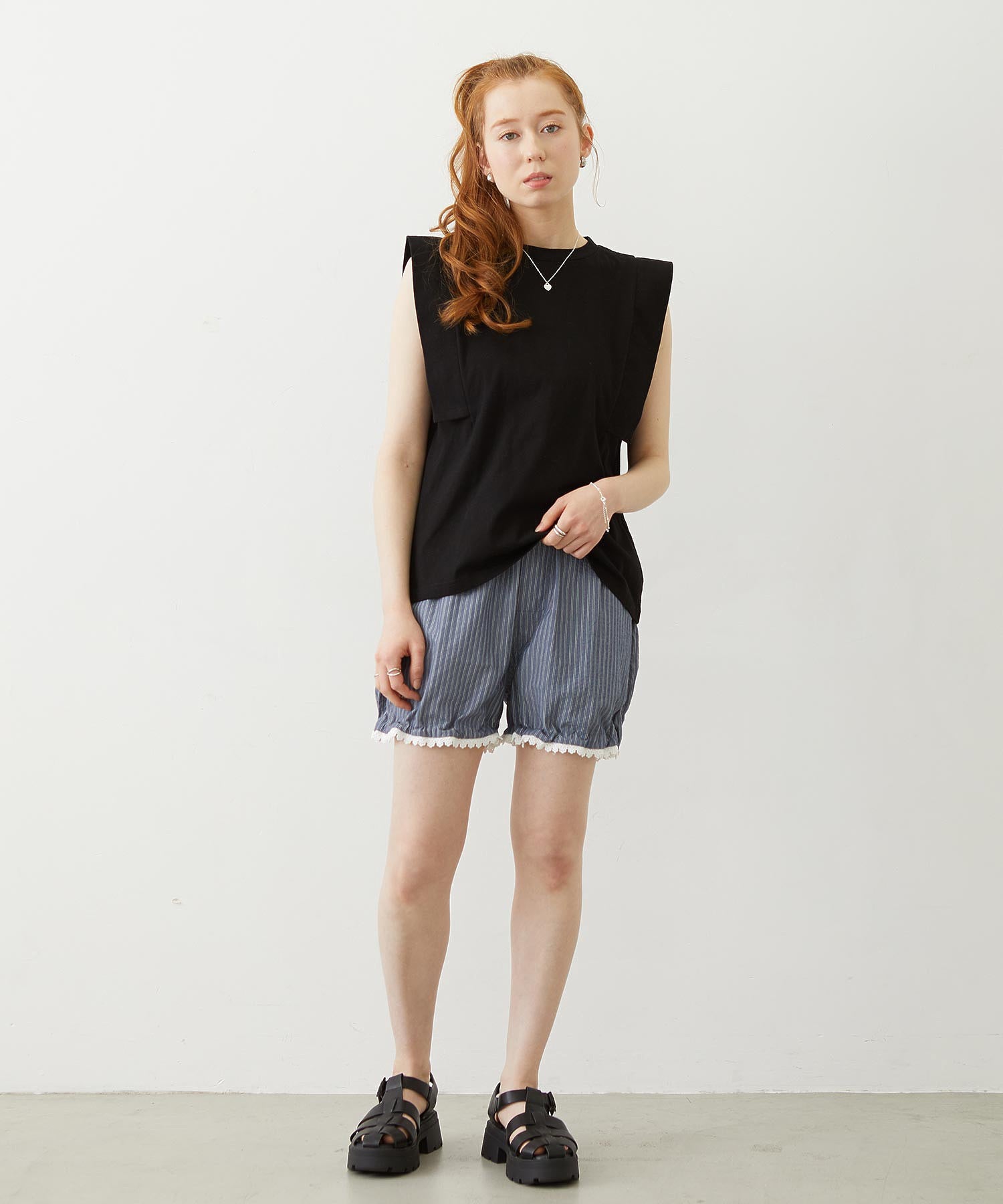 BOXY SLEEVELESS TOP
