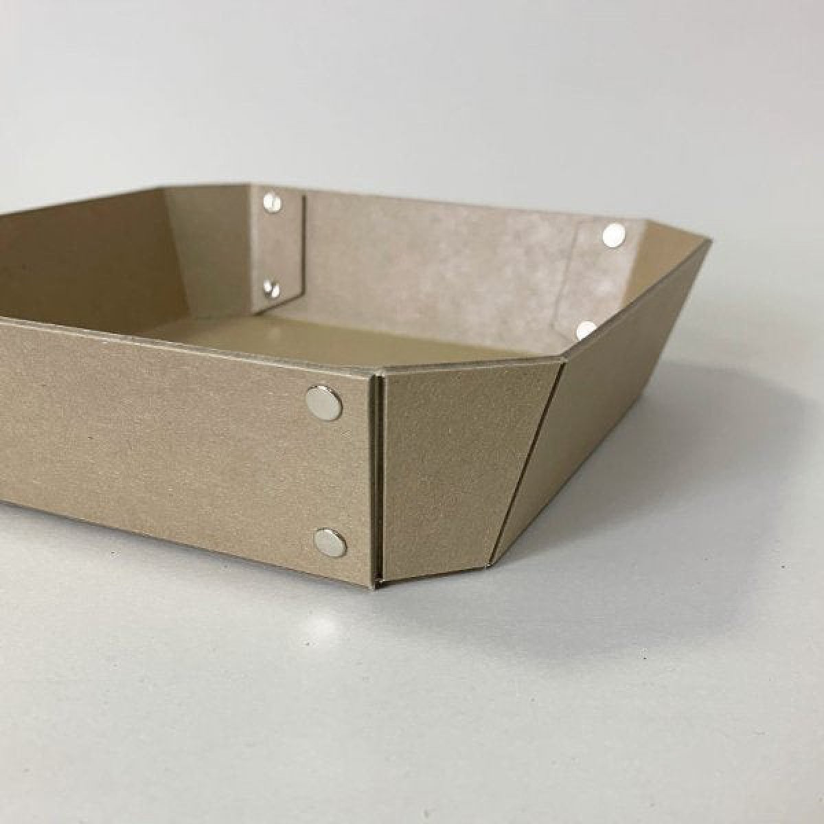 8_TRAY M