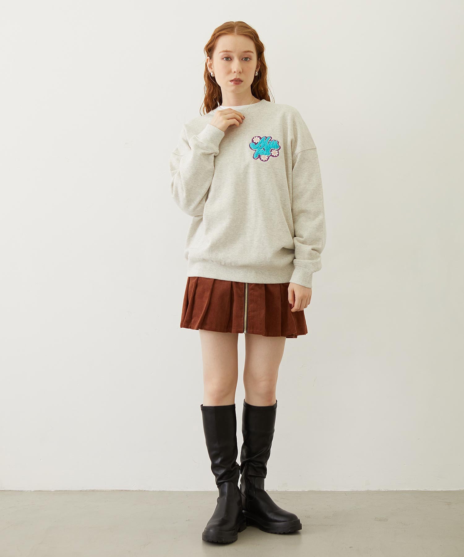 FLOWER LOGO CHENILLE EMBROIDERY SWEAT TOP
