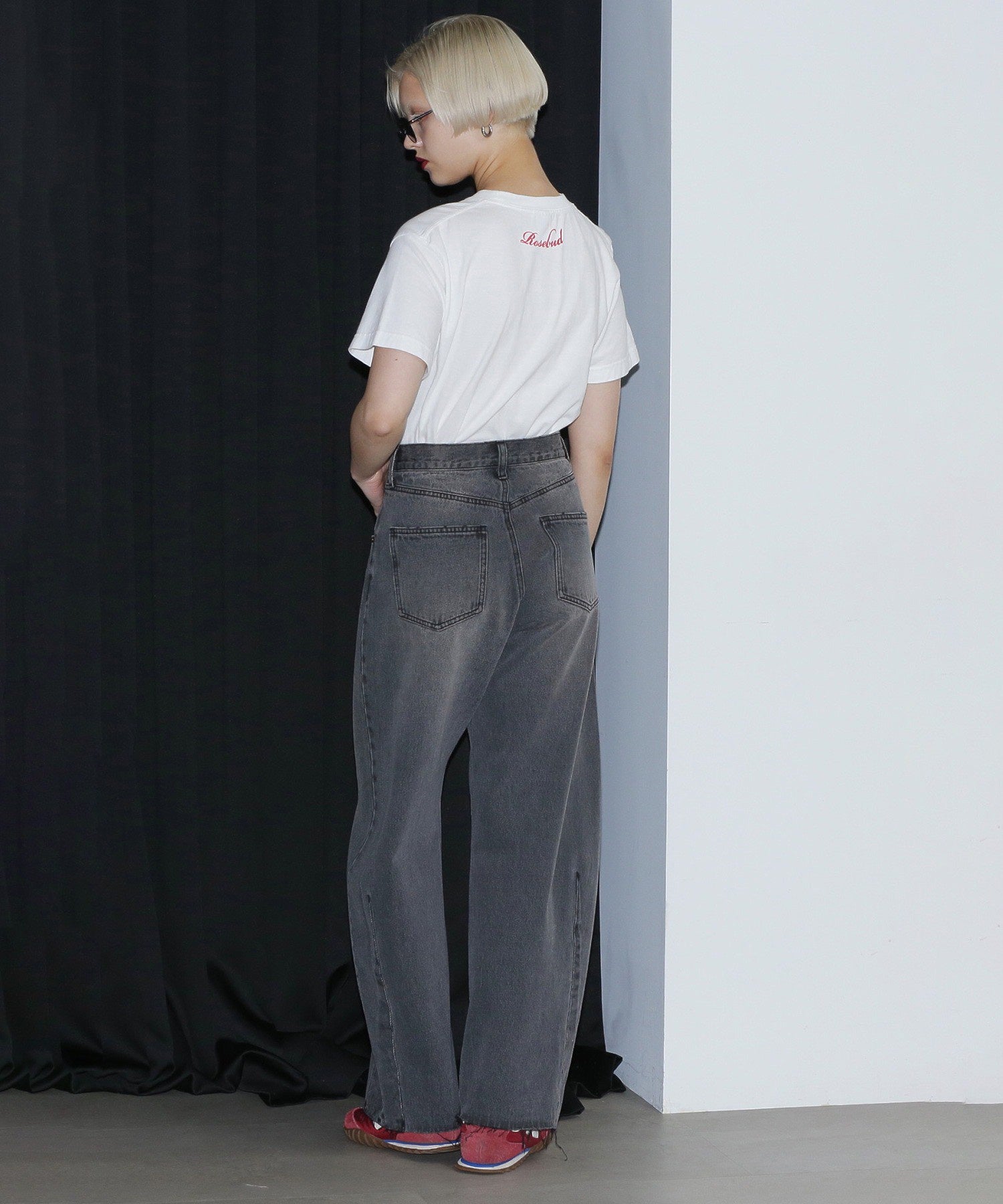 カーブデニムパンツ