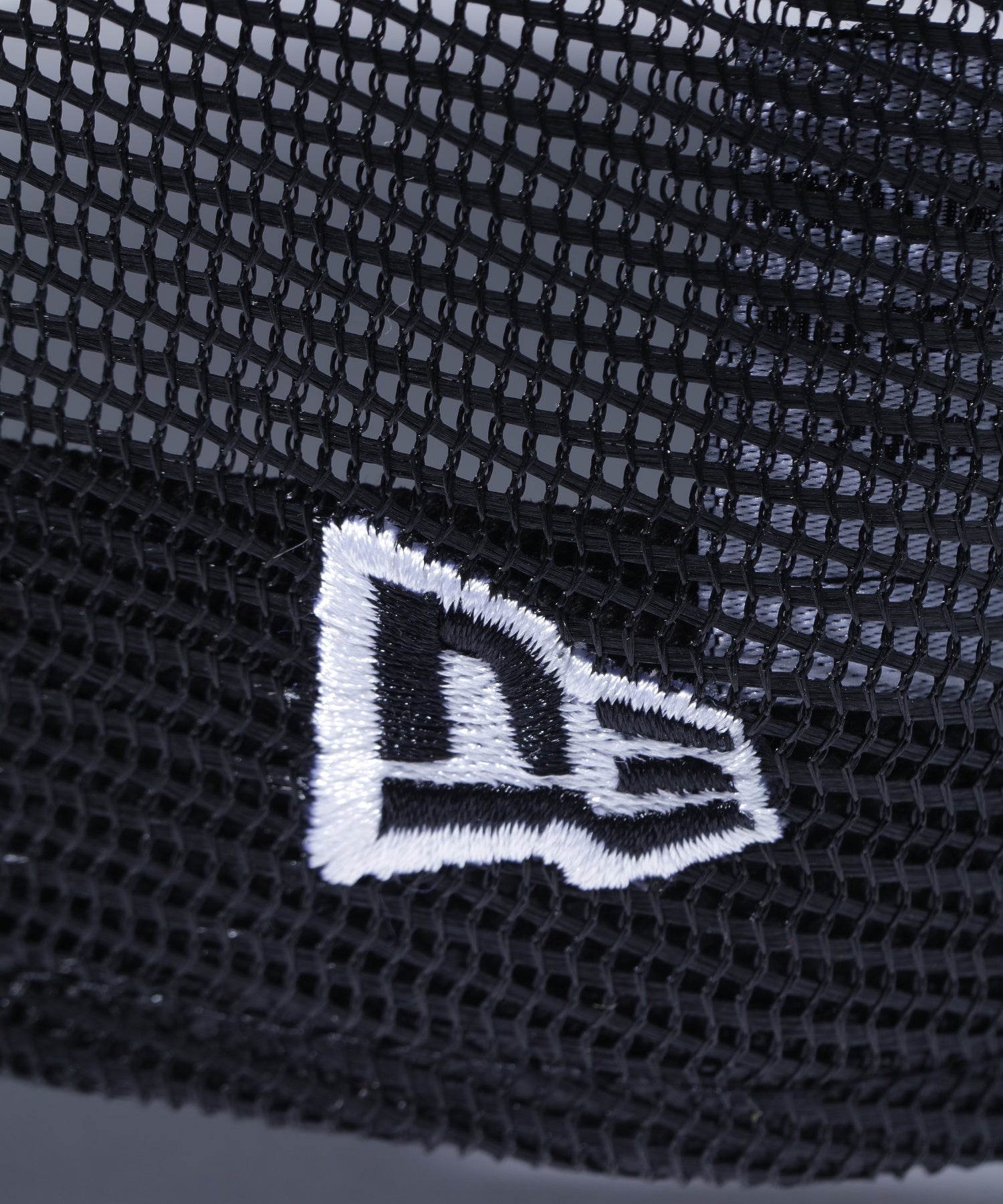 XLARGE×NEW ERA OLD ENGLISH LOGO MESH SNAPBACK CAP