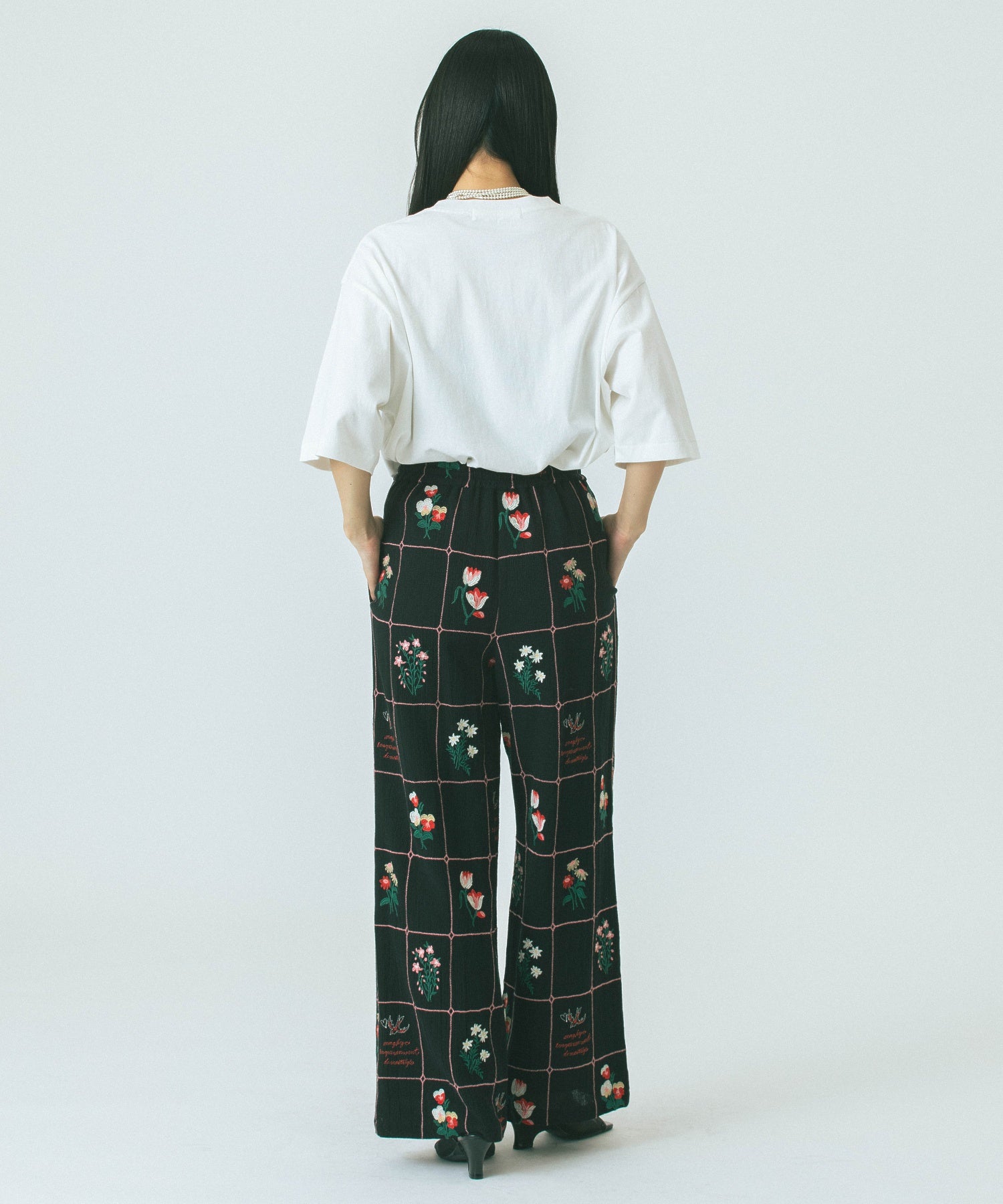 mag.by c/FLOWER EMBROIDERY PANTS