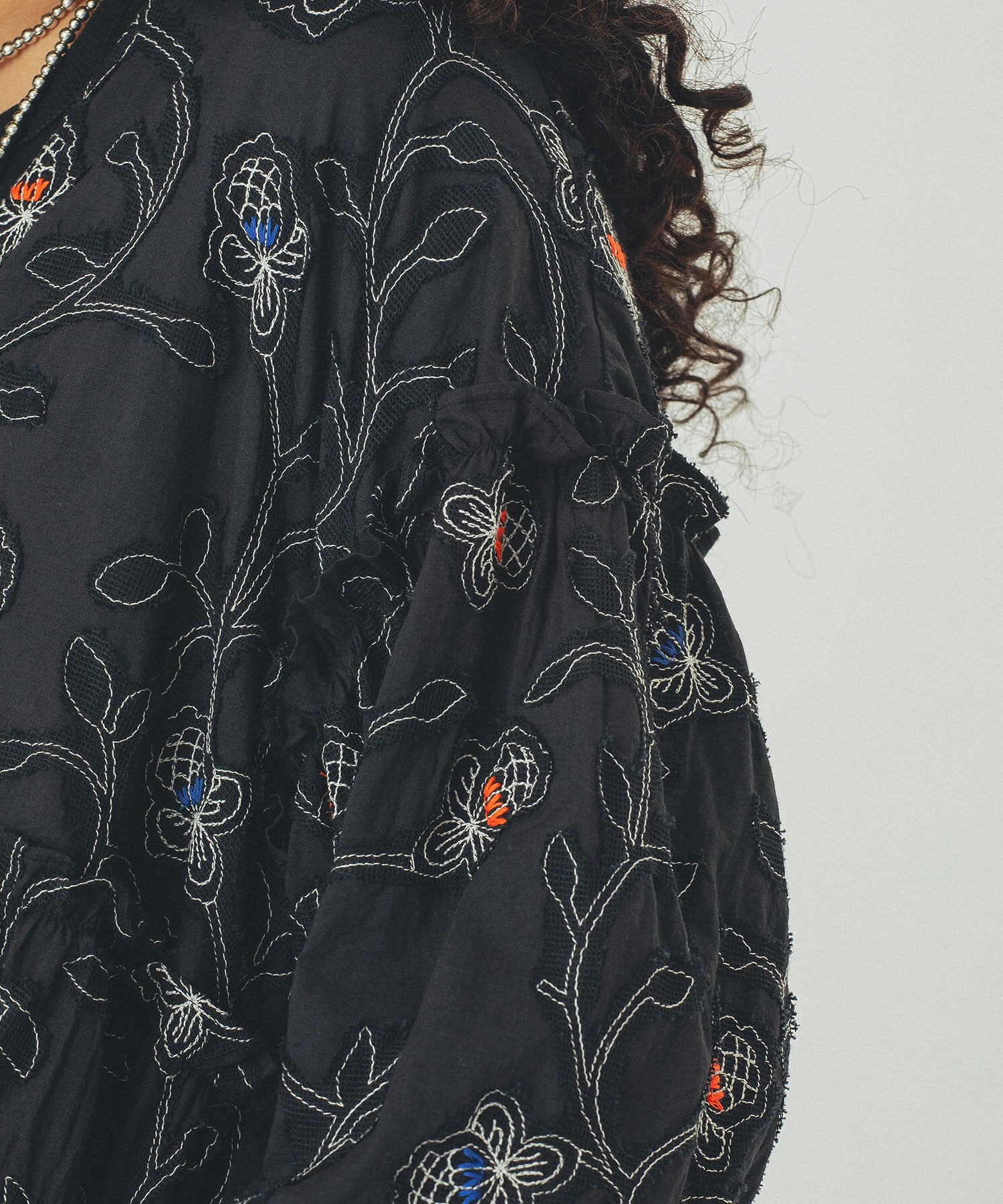 mag.by c/FLOWER EMBROIDERY MINI DRESS