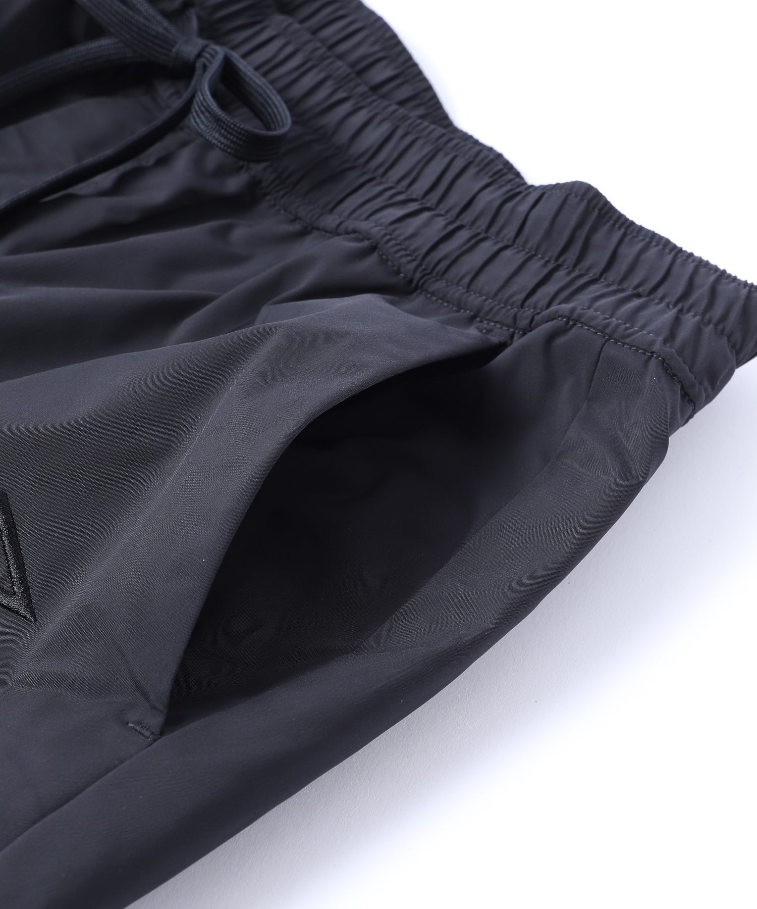 WHITE MOUNTAINEERING/ホワイトマウンテニアリング/WM×UMBRO EASY CARGO PANTS/BK2473402