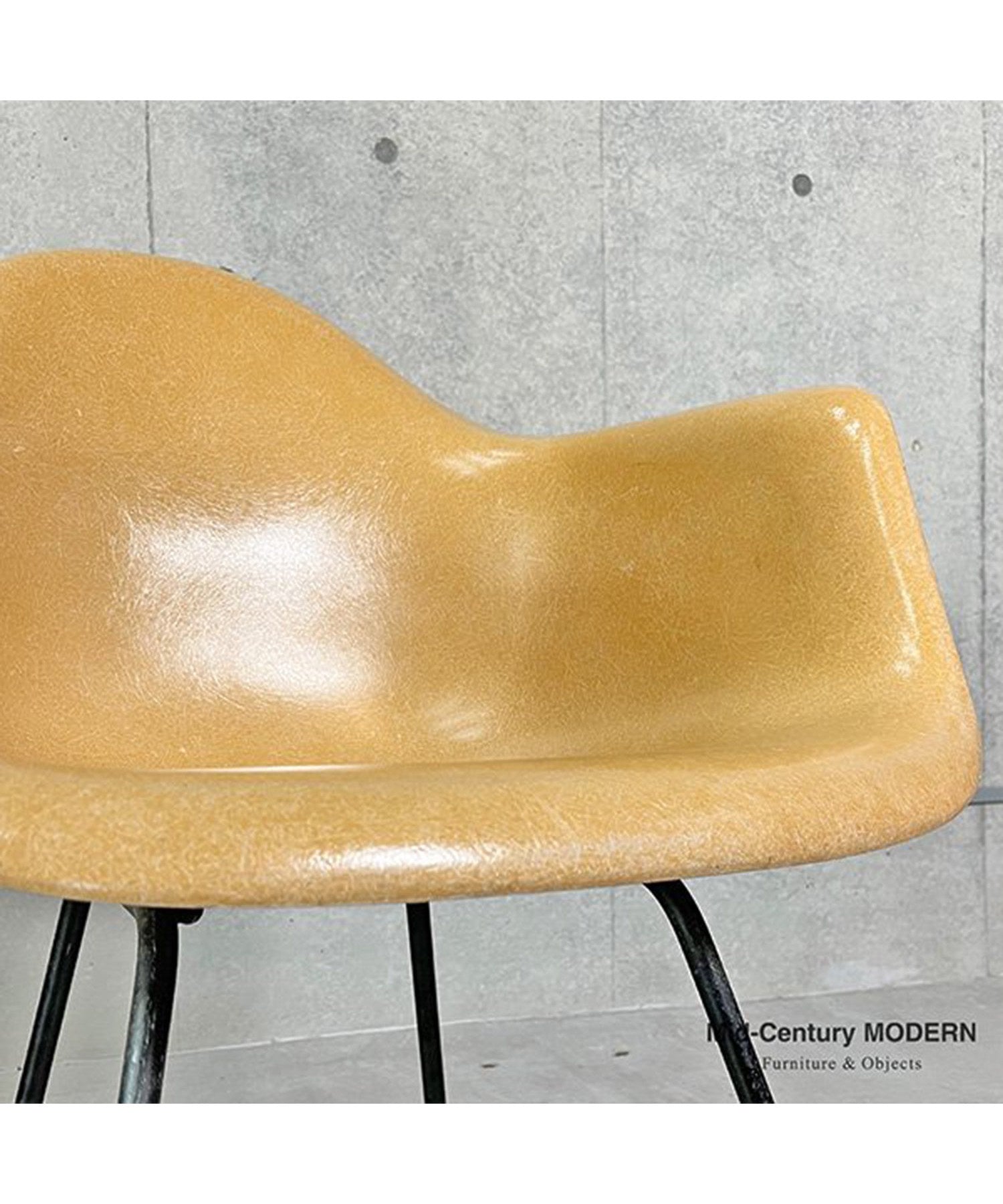 HermanMiller Arm Shell / Ochre Light