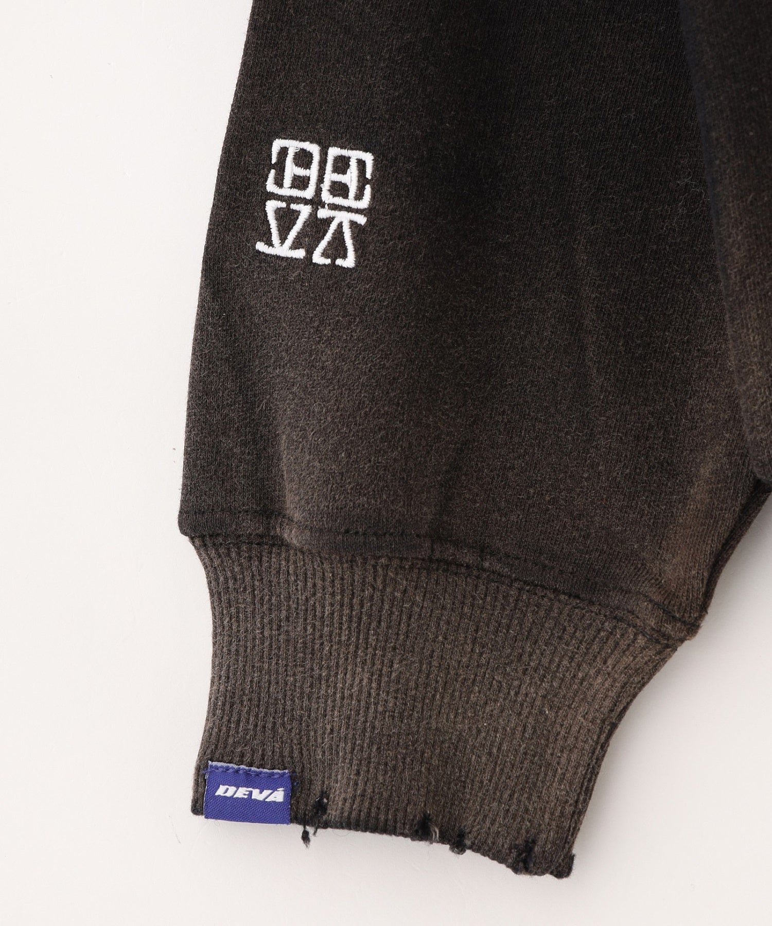 DEVA STATES/ディーヴァ ステイツ/RECLUSE Distressed Crewneck Sweater