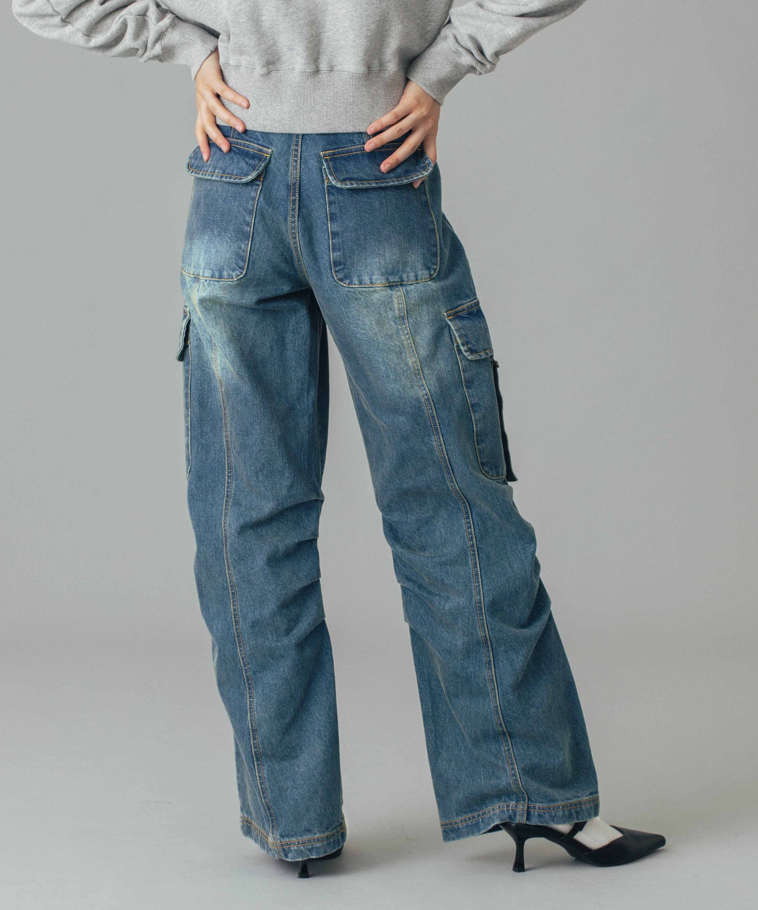 LOW RISE CARGO POCKET DENIM PANTS