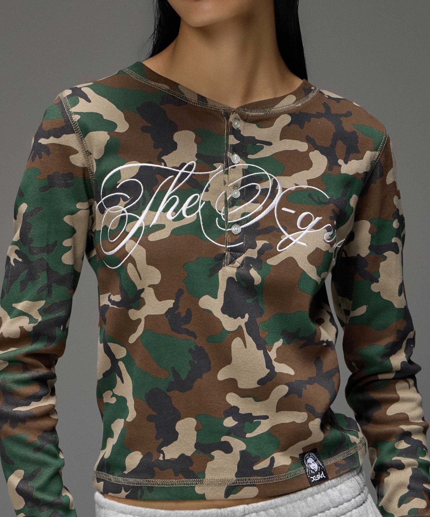 HENLEY NECK SCRIPT LOGO L/S COMPACT TOP
