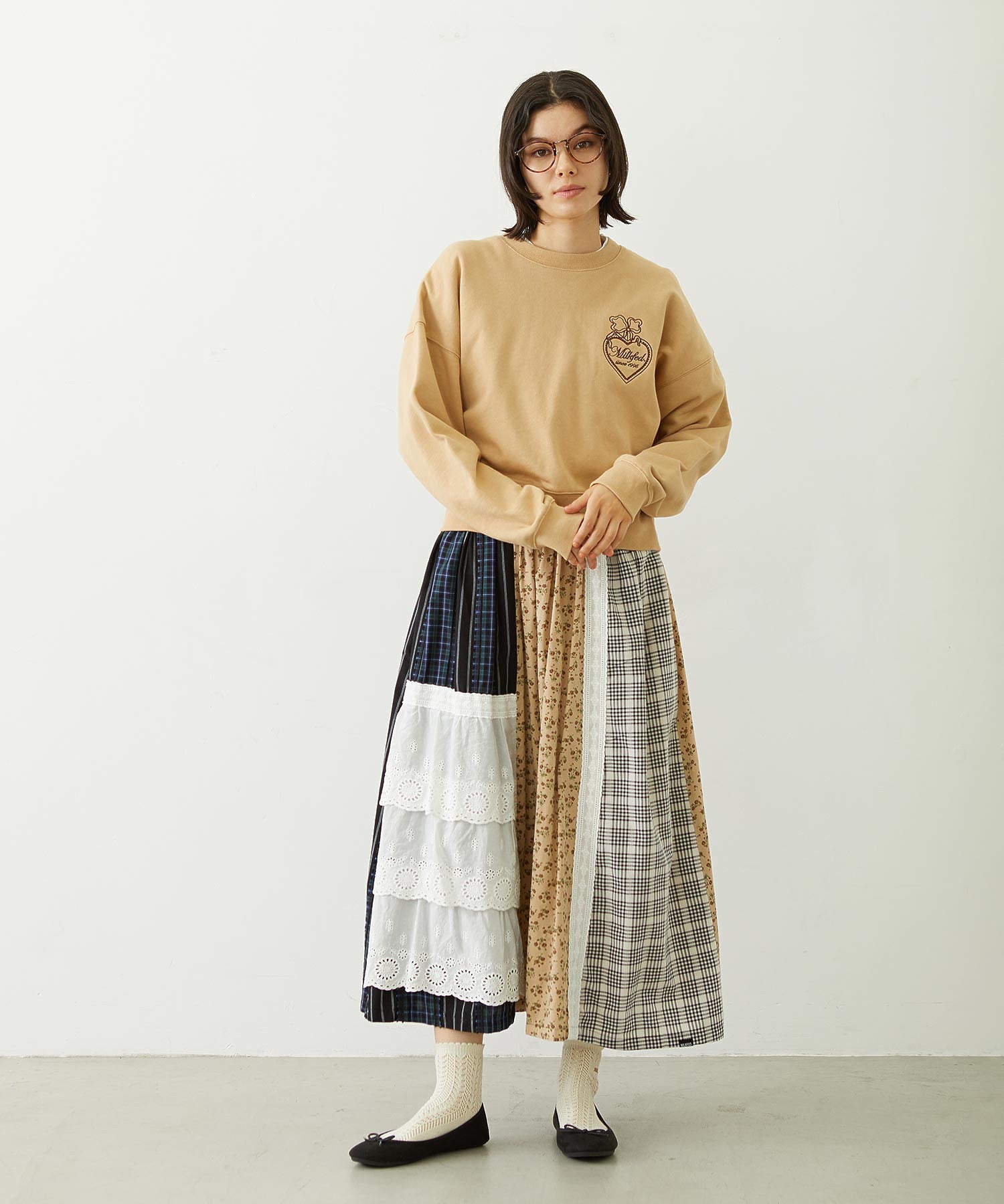 HEART RIBBON EMBLEM SHORT CREW SWEAT