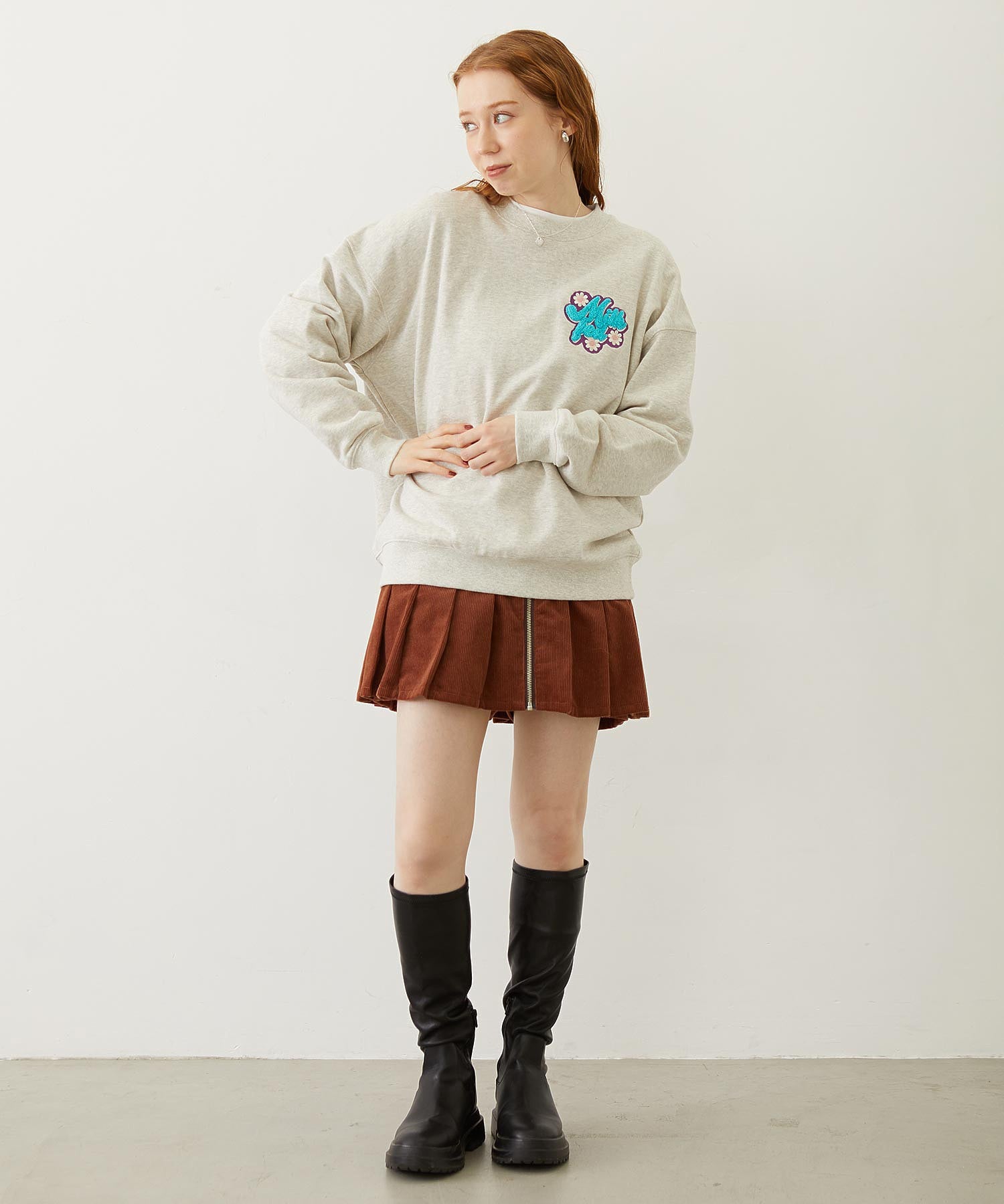 FLOWER LOGO CHENILLE EMBROIDERY SWEAT TOP