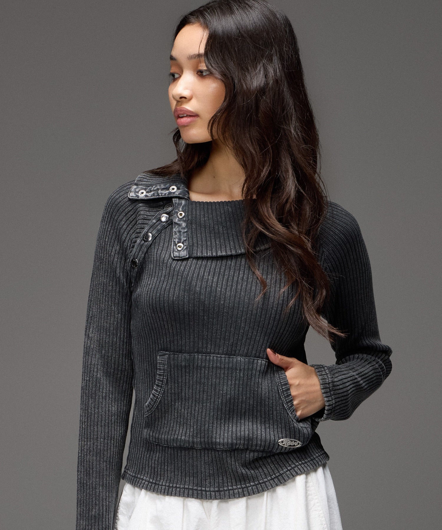 DEFORMED NECK FADED RIB TOP