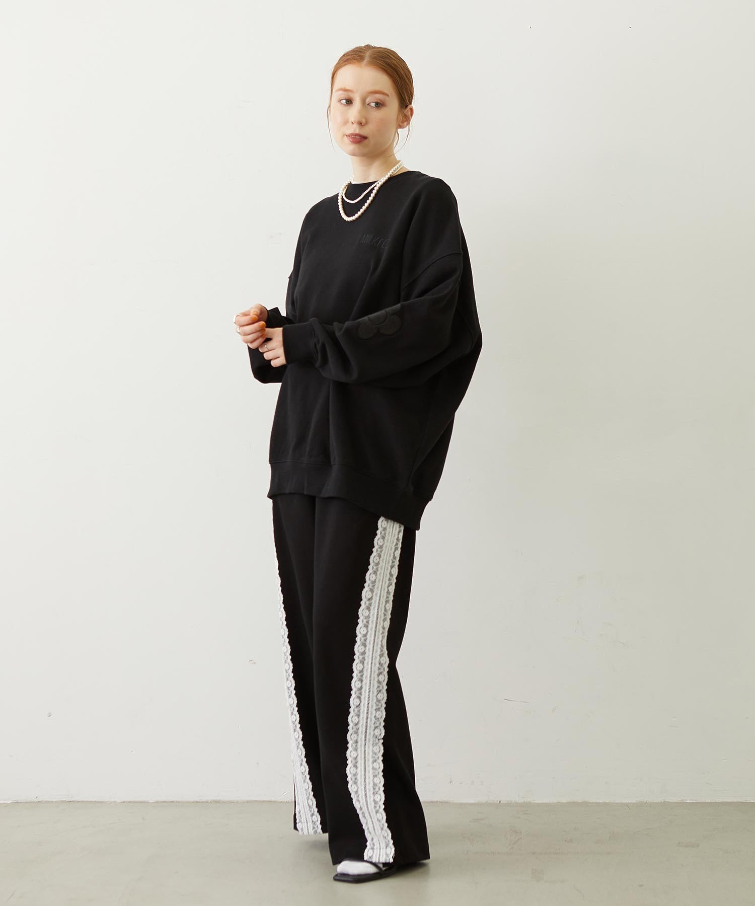 FLOWER ELBOW PATCH SWEAT TOP