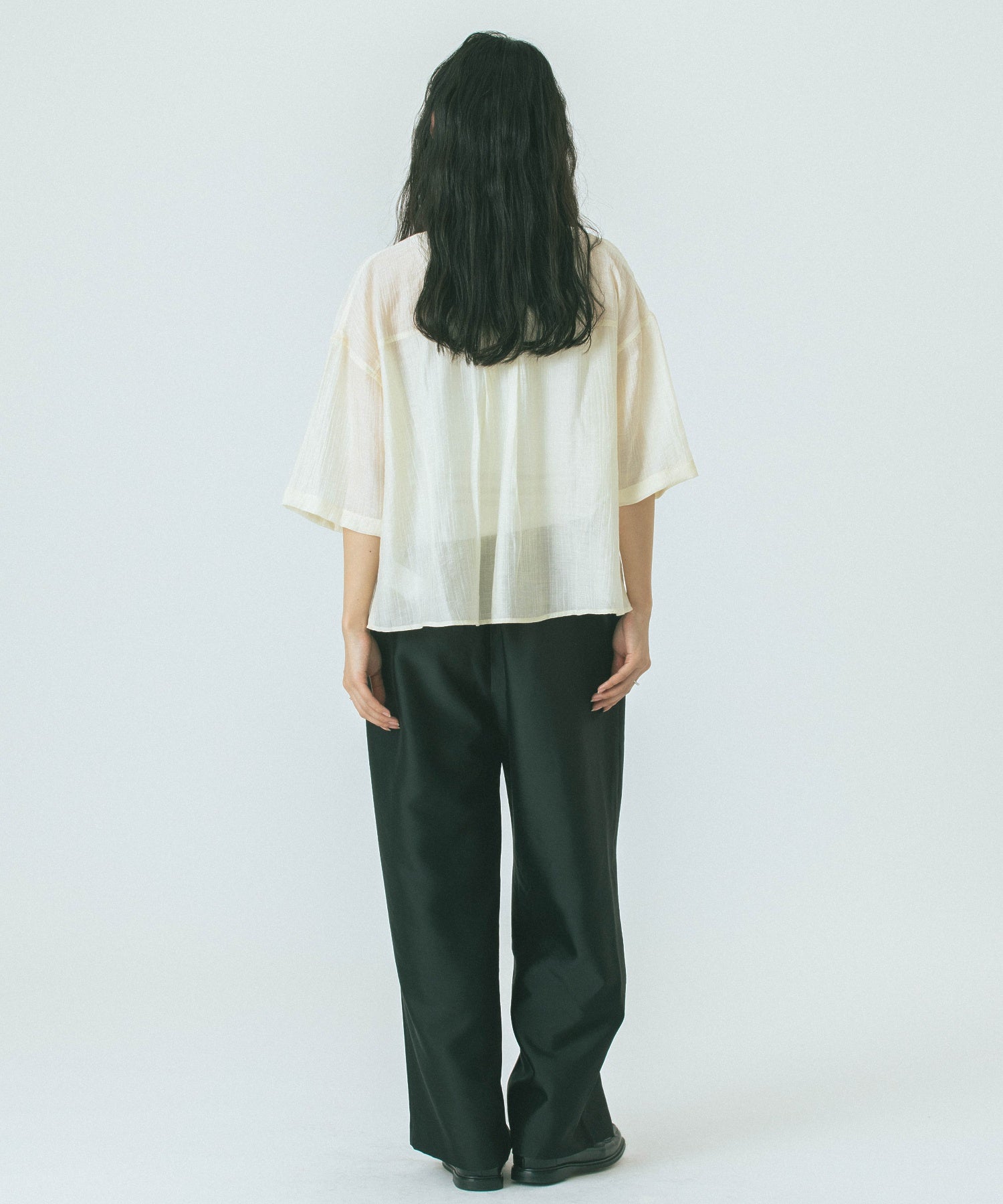 【WEB・一部店舗限定】CROPPED SHIRT