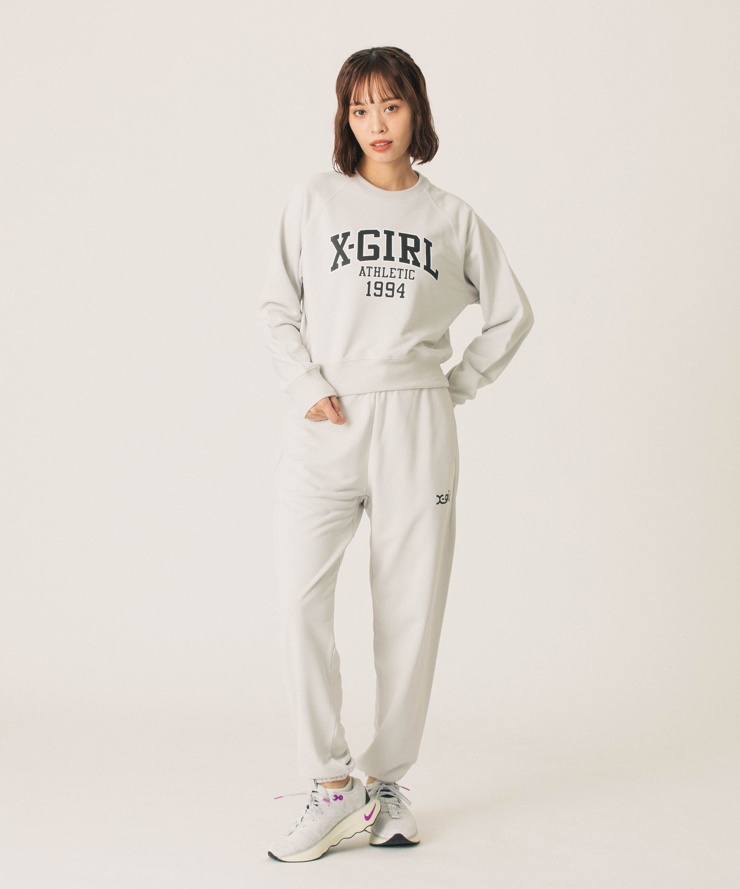 COLLEGE LOGO SHORT CREWNECK SWEATSHIRT