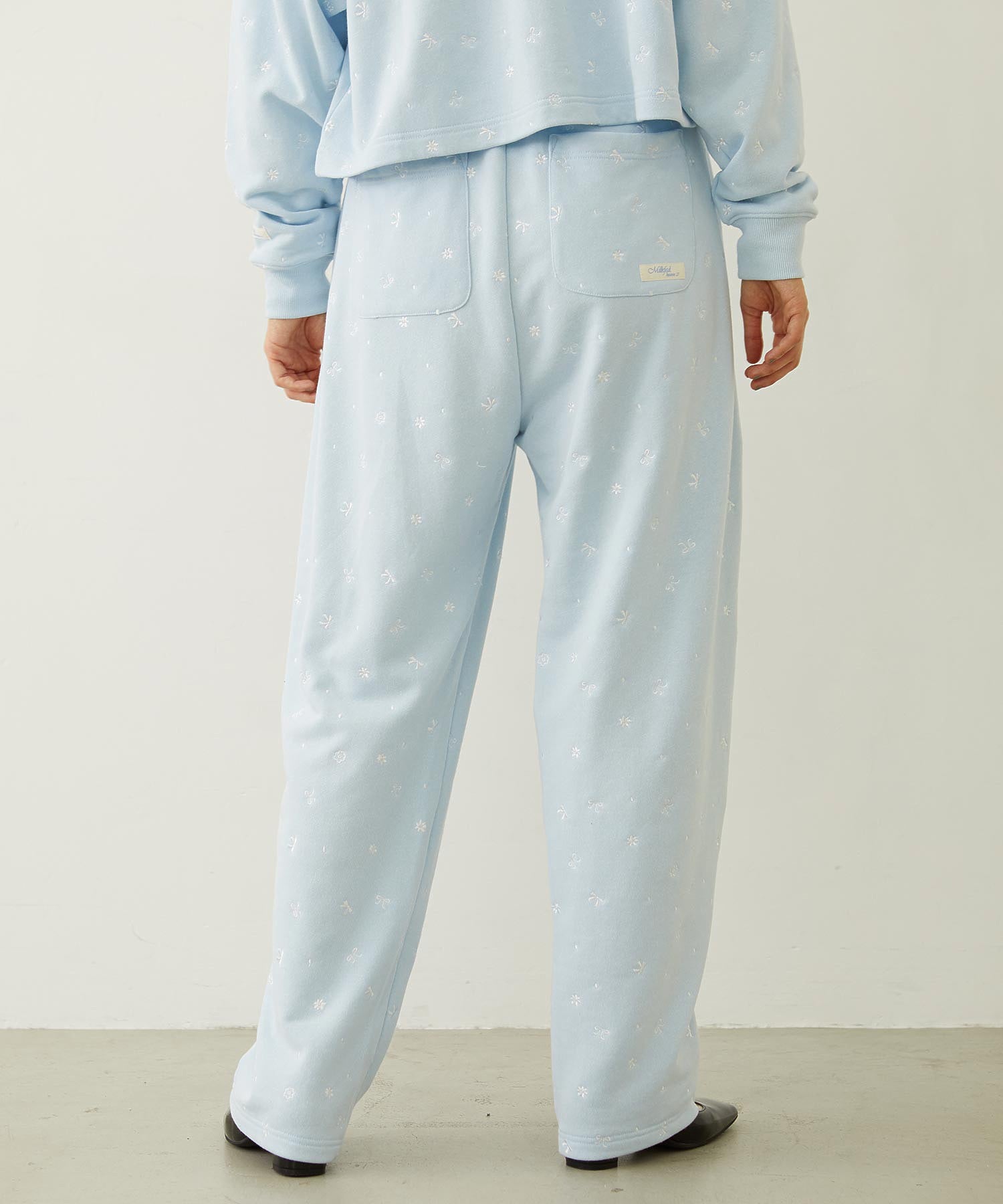 EMBROIDERY TUCK SWEAT PANTS