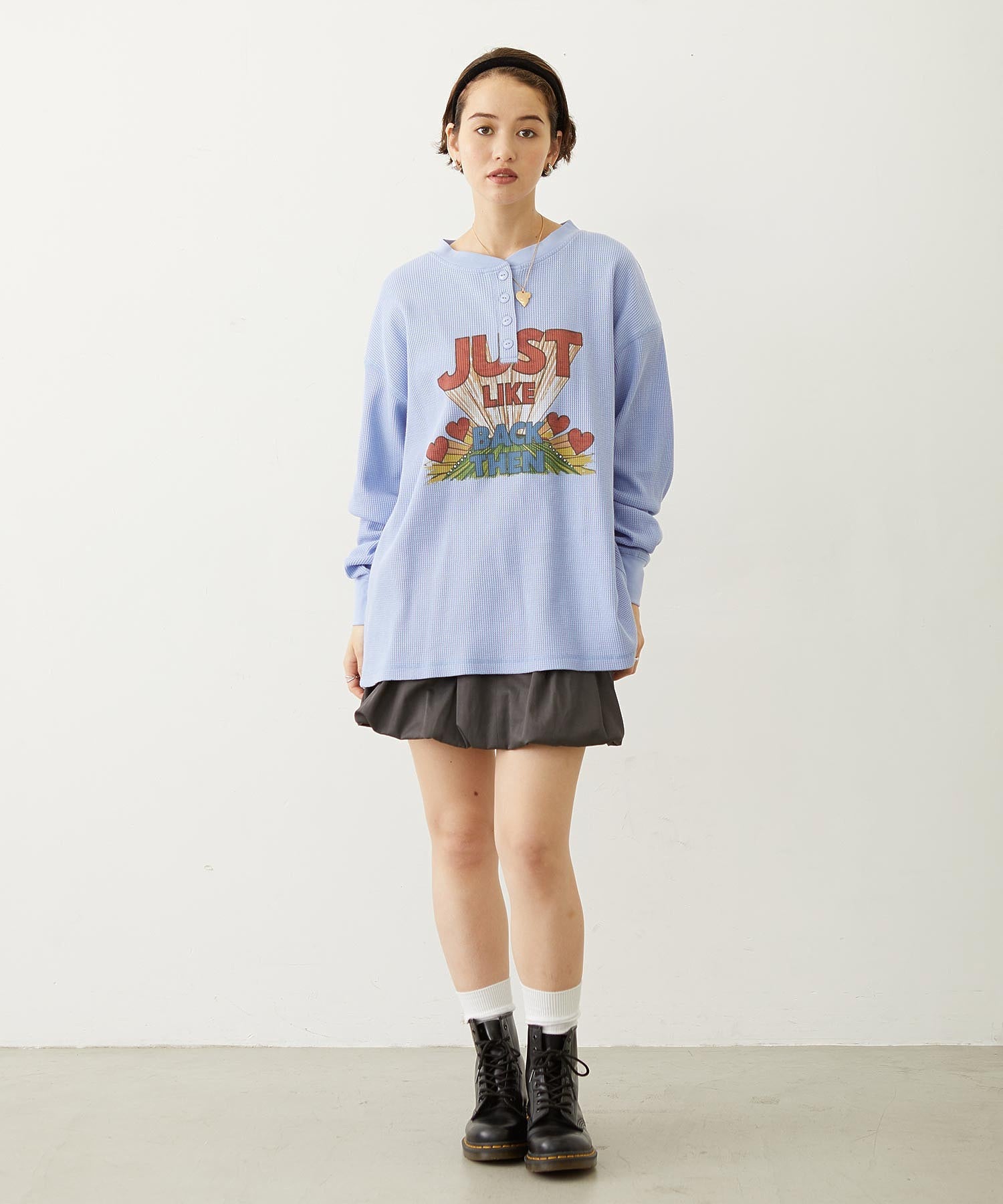 HENLEY NECK GRAPHIC L/S TOP