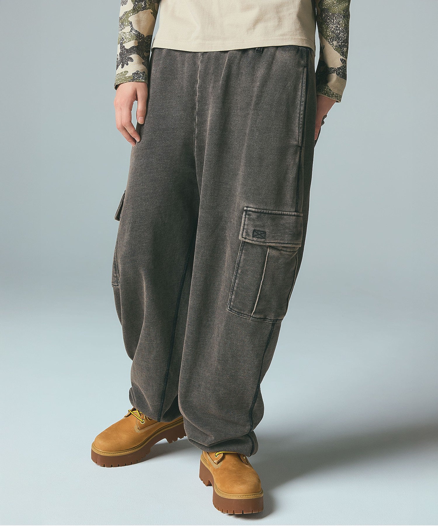 OVERDYED NUMBER PATCH CARGO SWEATPANTS