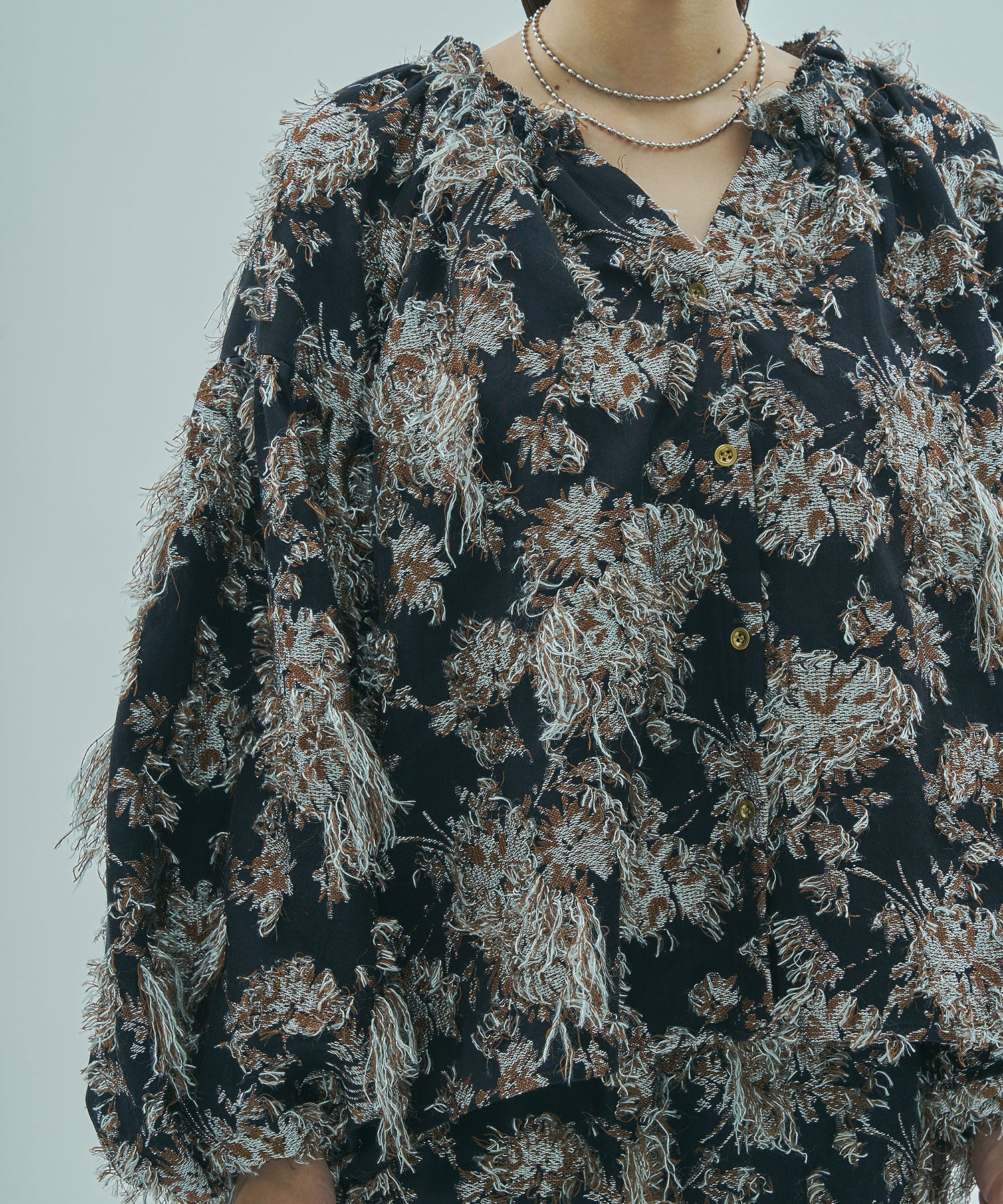mag.by c/FLOWER JACQUARD BLOUSE
