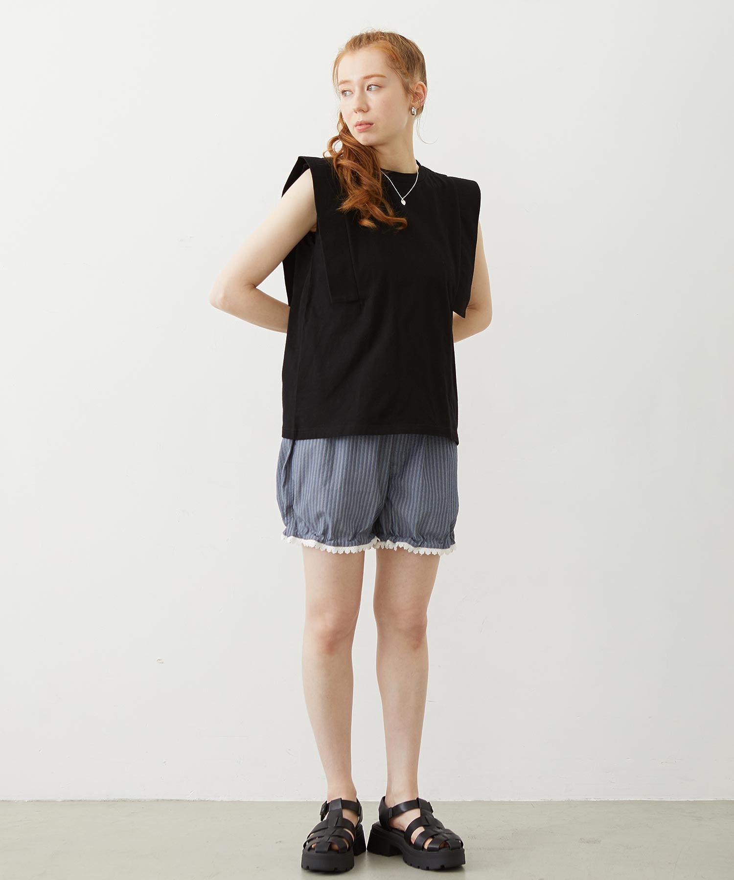 BOXY SLEEVELESS TOP