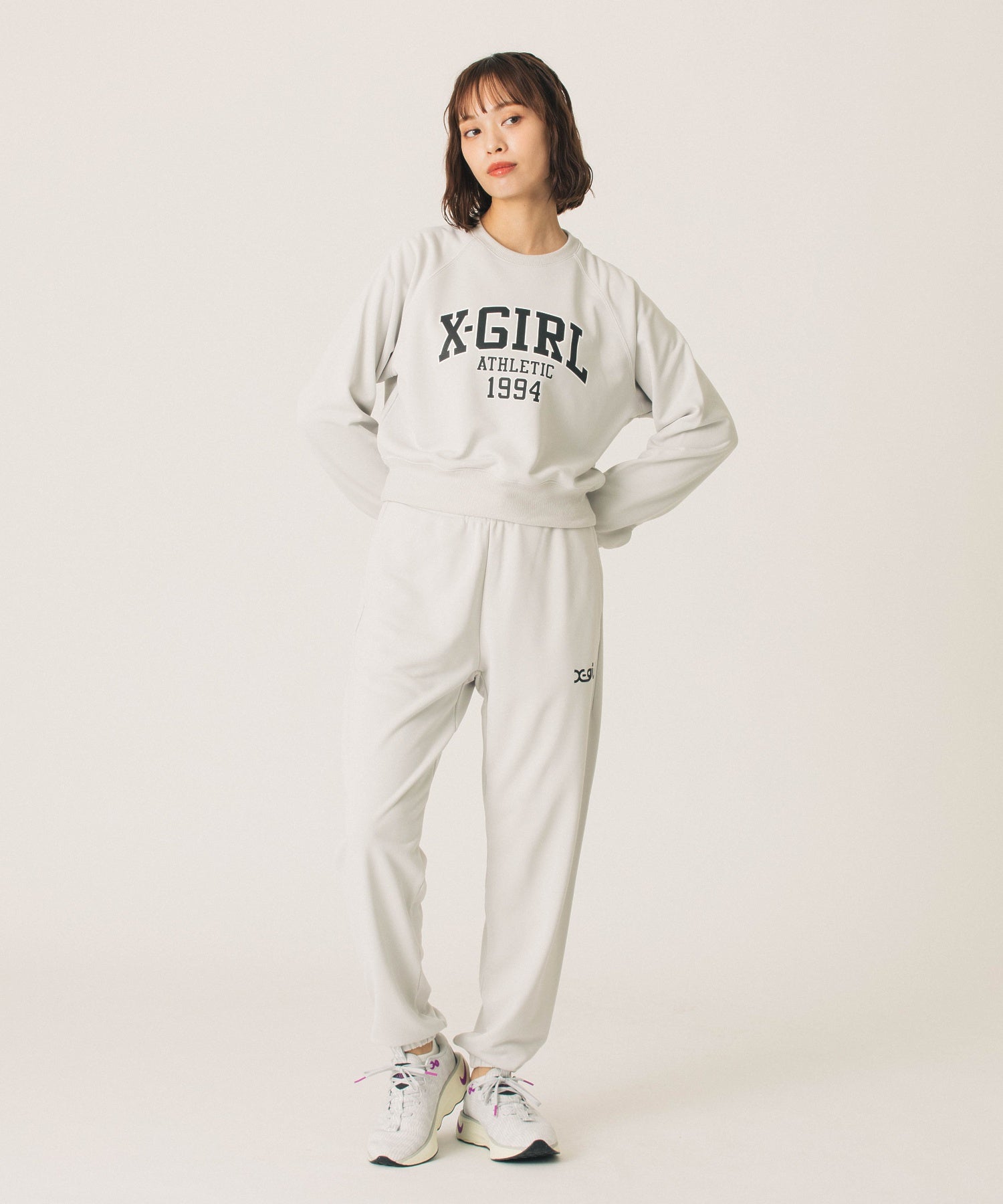 COLLEGE LOGO SHORT CREWNECK SWEATSHIRT