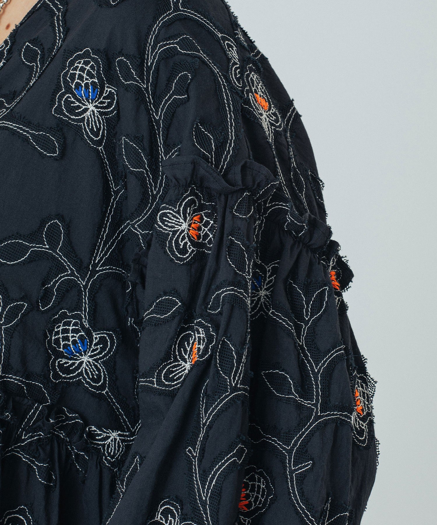 mag.by c/FLOWER EMBROIDERY MINI DRESS