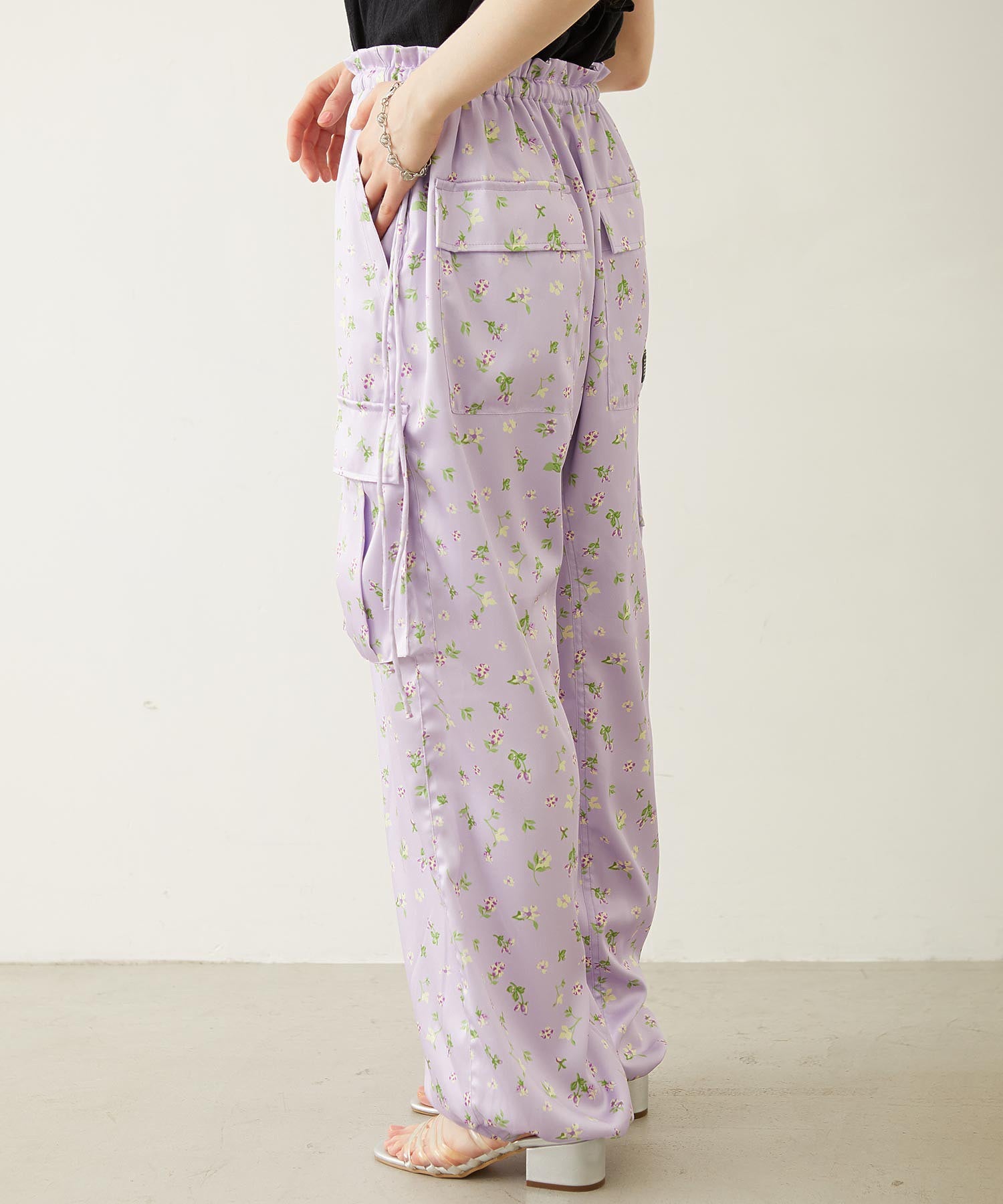 FLORAL PATTERN SATIN CARGO PANTS