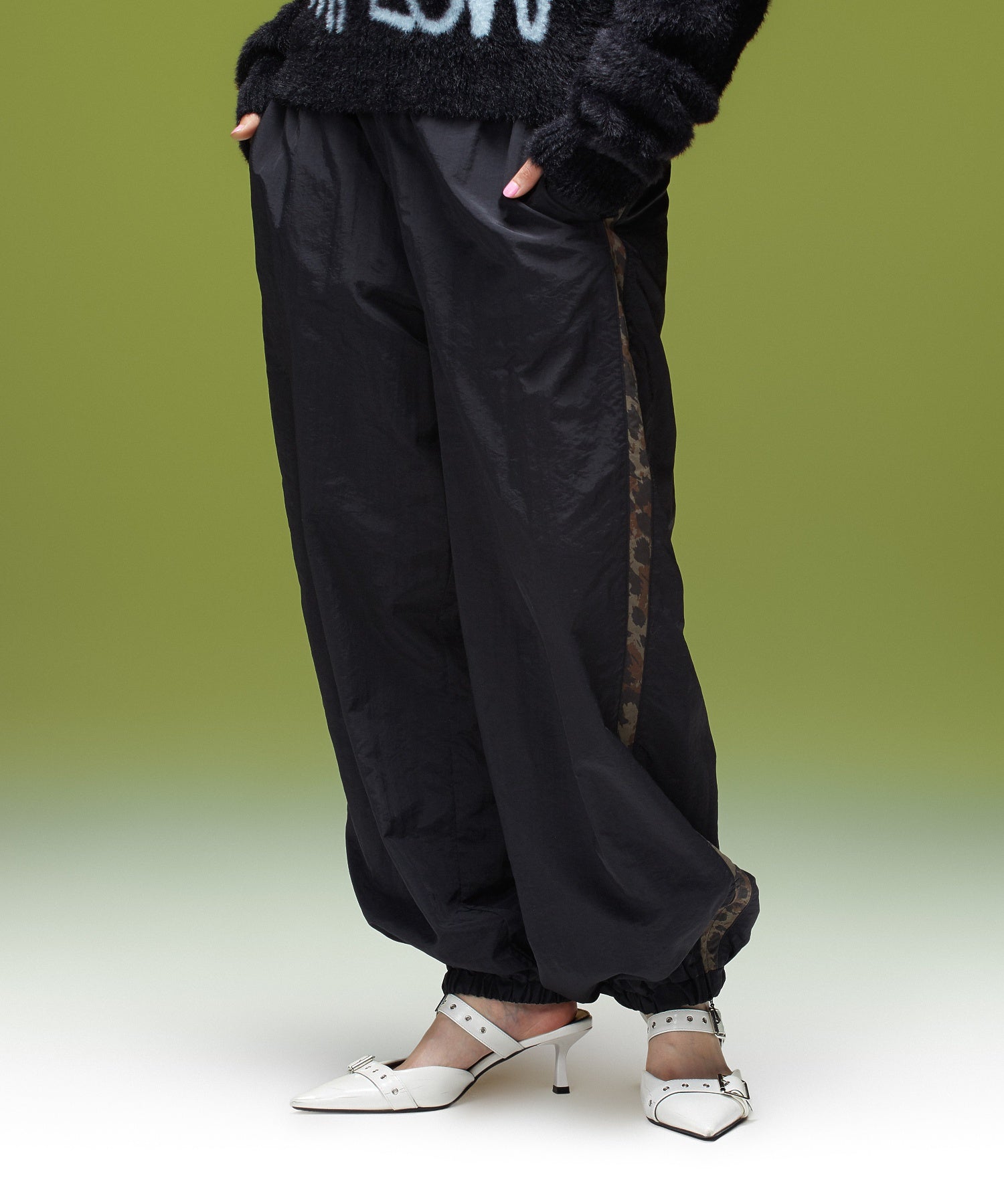 FACE LABEL LOOSE FIT TRAINING PANTS