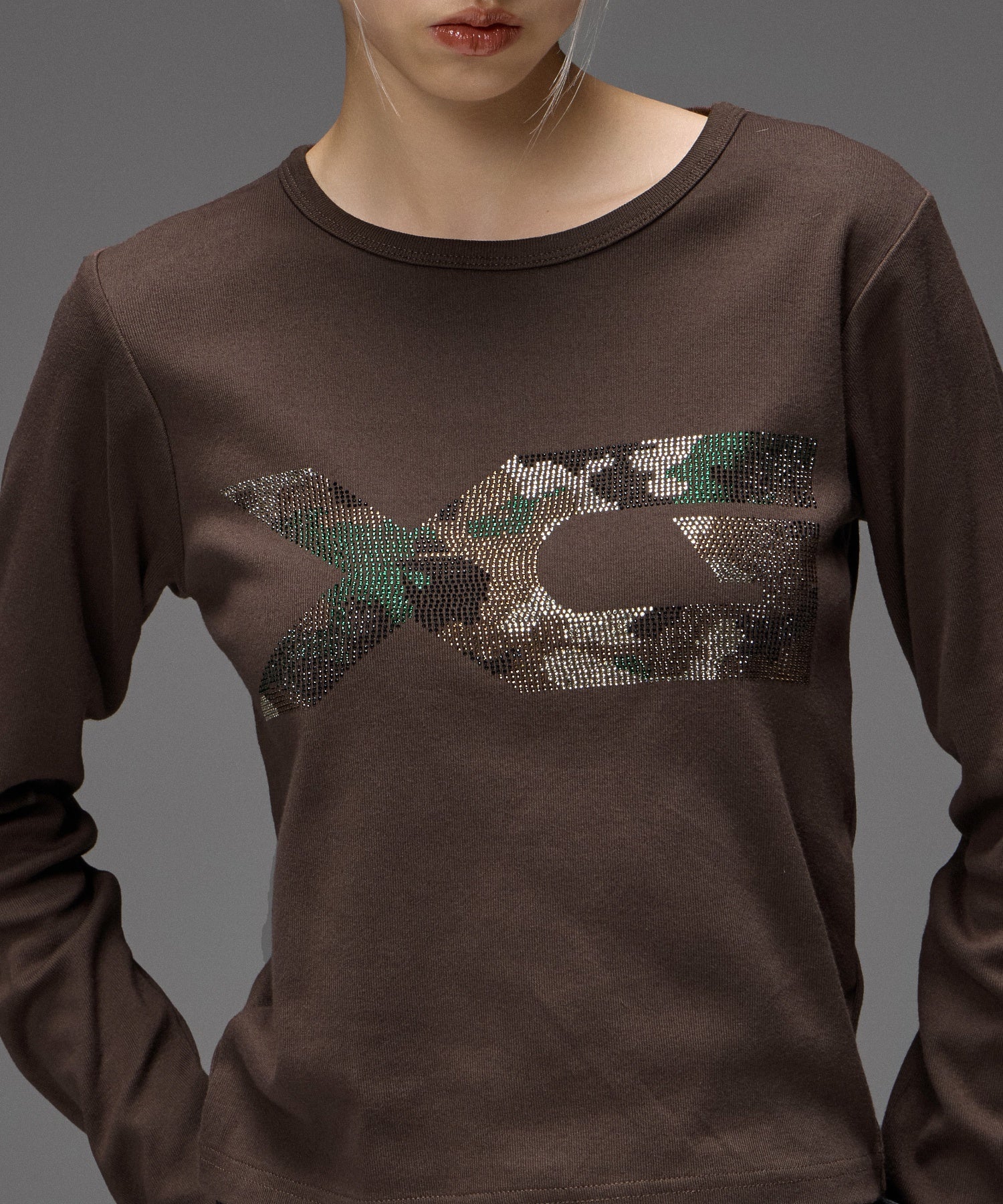 RHINESTONE CAMO LOGO L/S COMPACT TOP