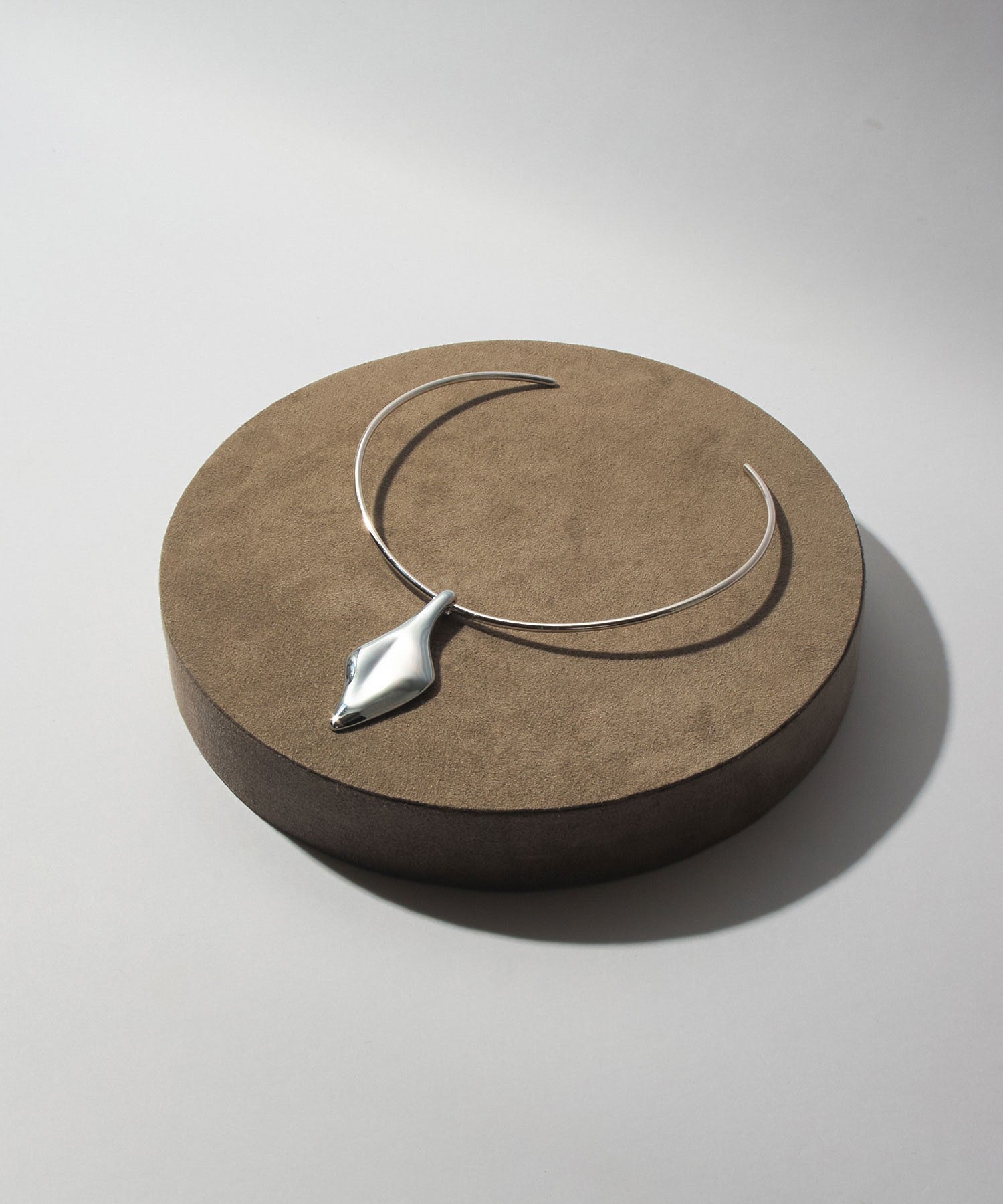 loni/LEAF PLATE CHOKER