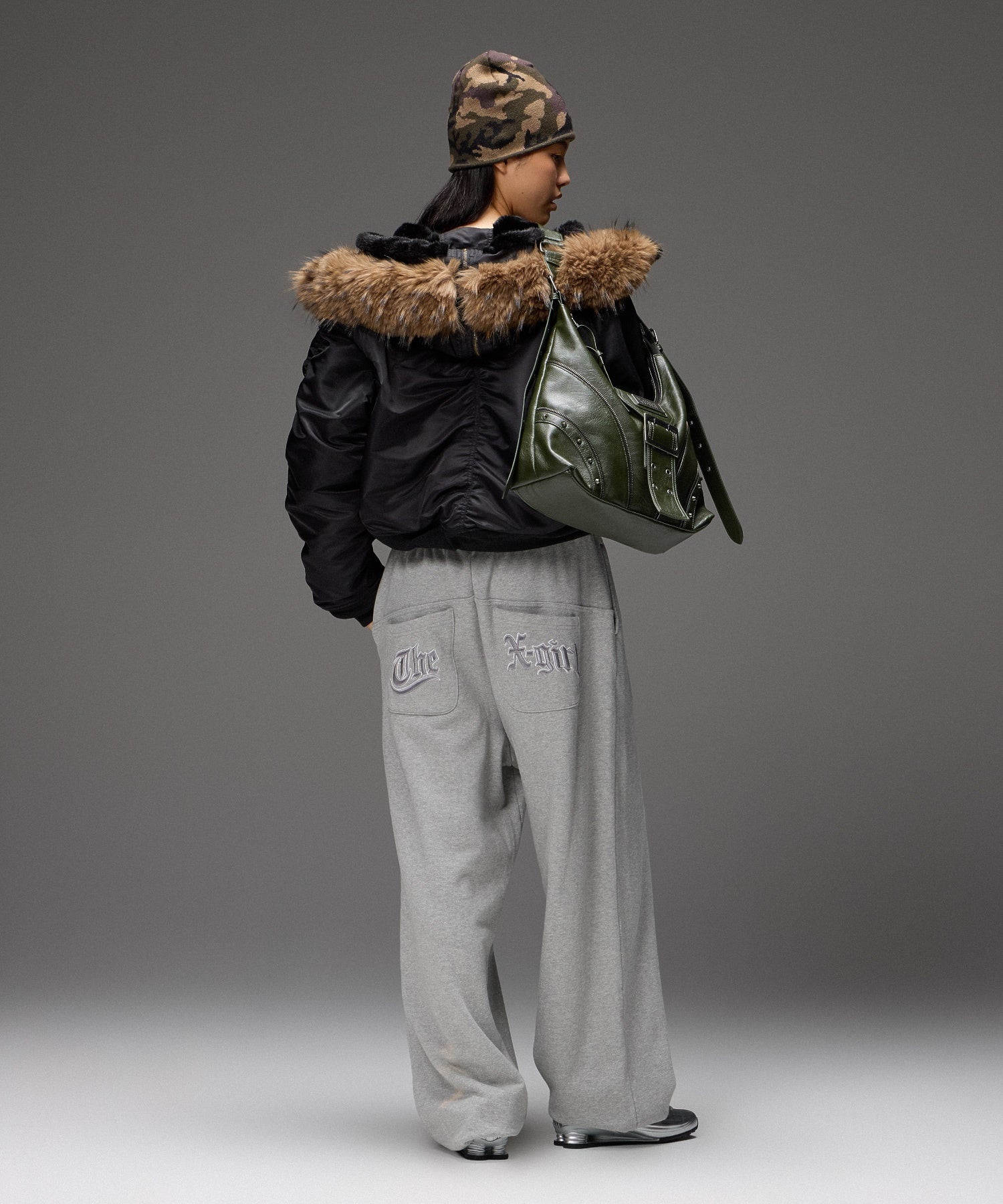 EMBROIDERED POCKET VOLUME SWEATPANTS