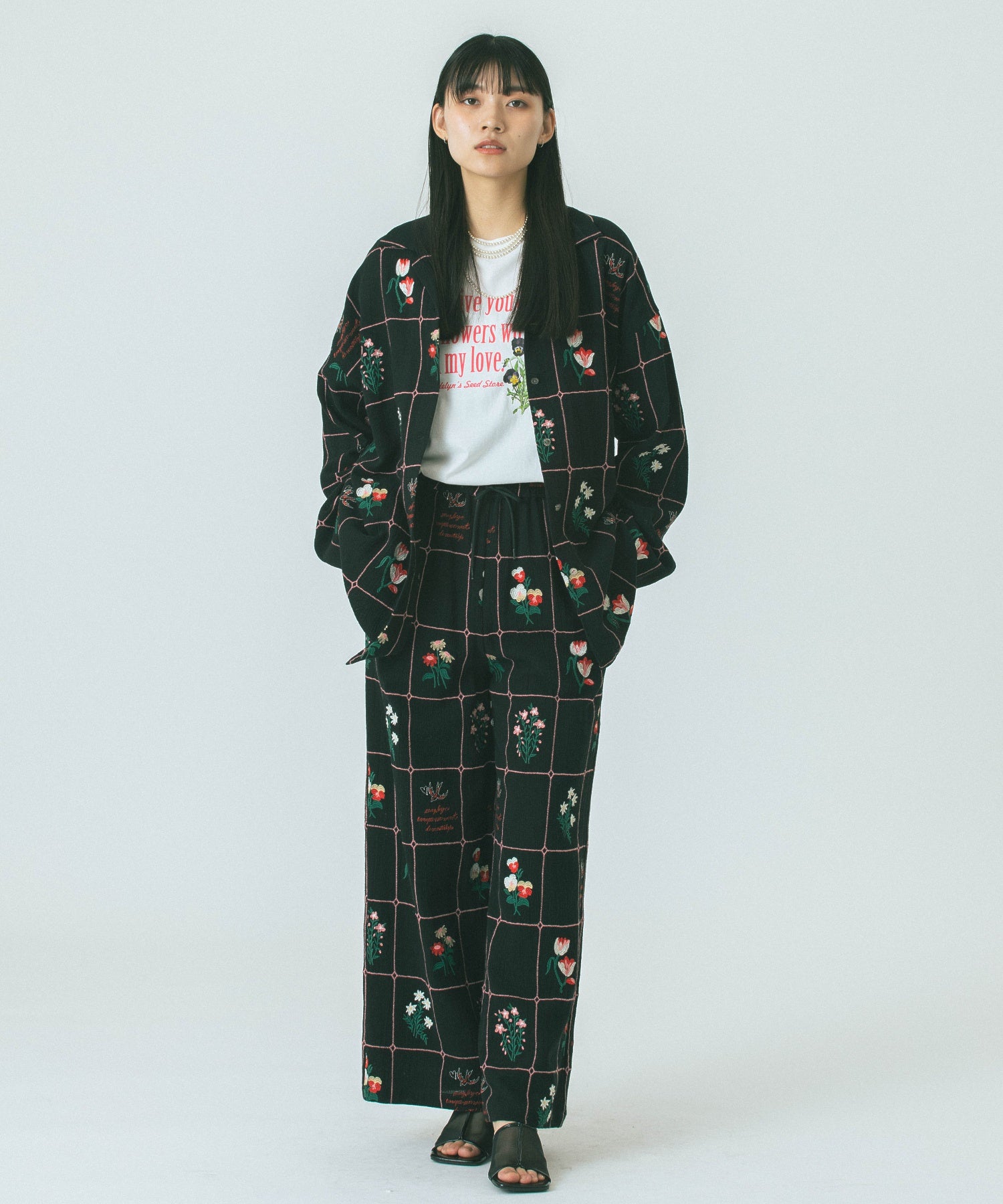 mag.by c/FLOWER EMBROIDERY PANTS