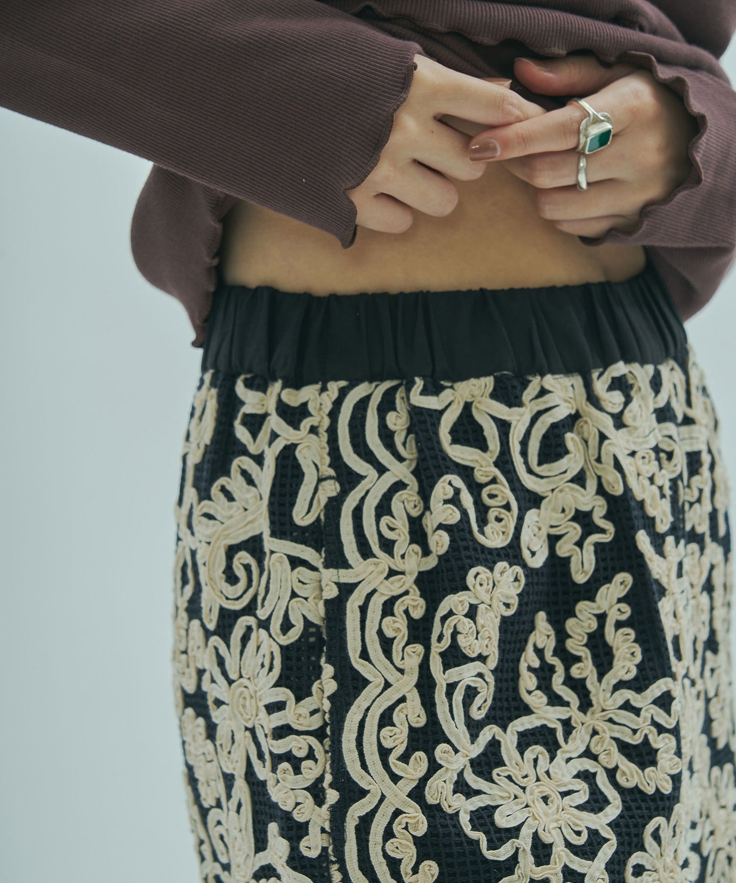 mag.by c/EMBROIDERY MESH PANTS