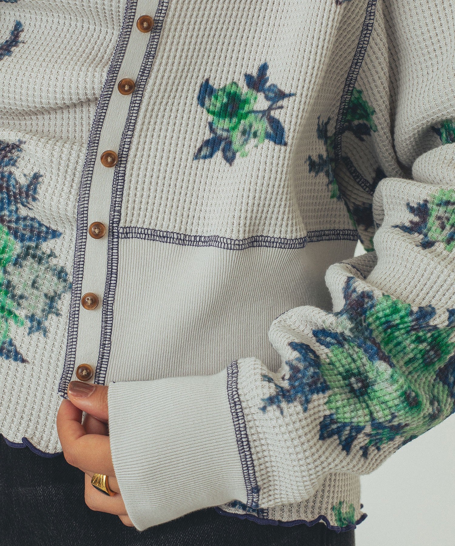mag.by c/FLOWER PRINT WAFFLE CARDIGAN