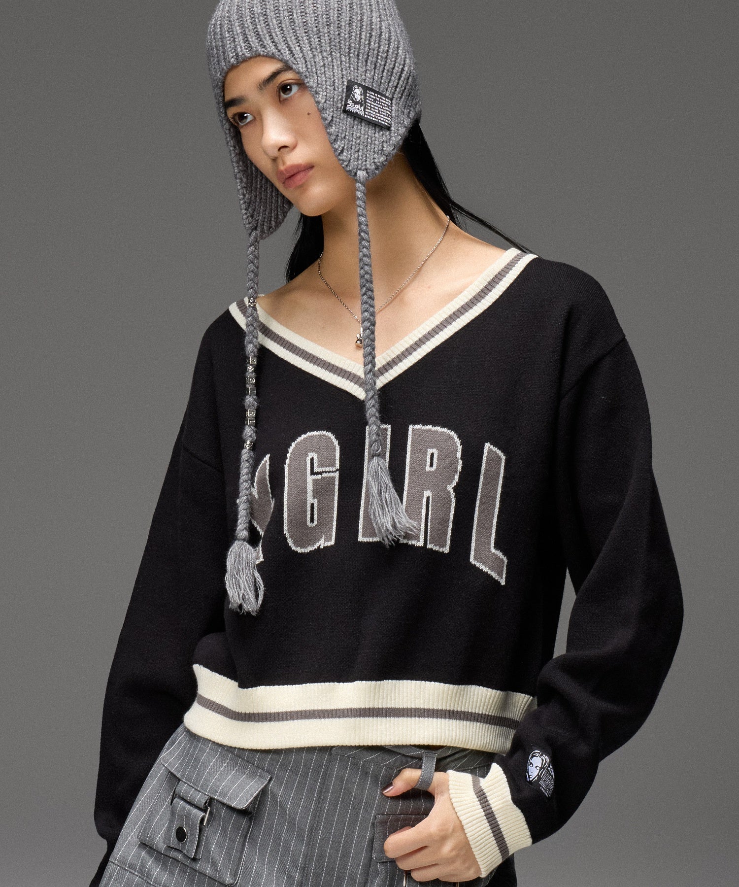 LOGO JACQUARD V-NECK KNIT TOP