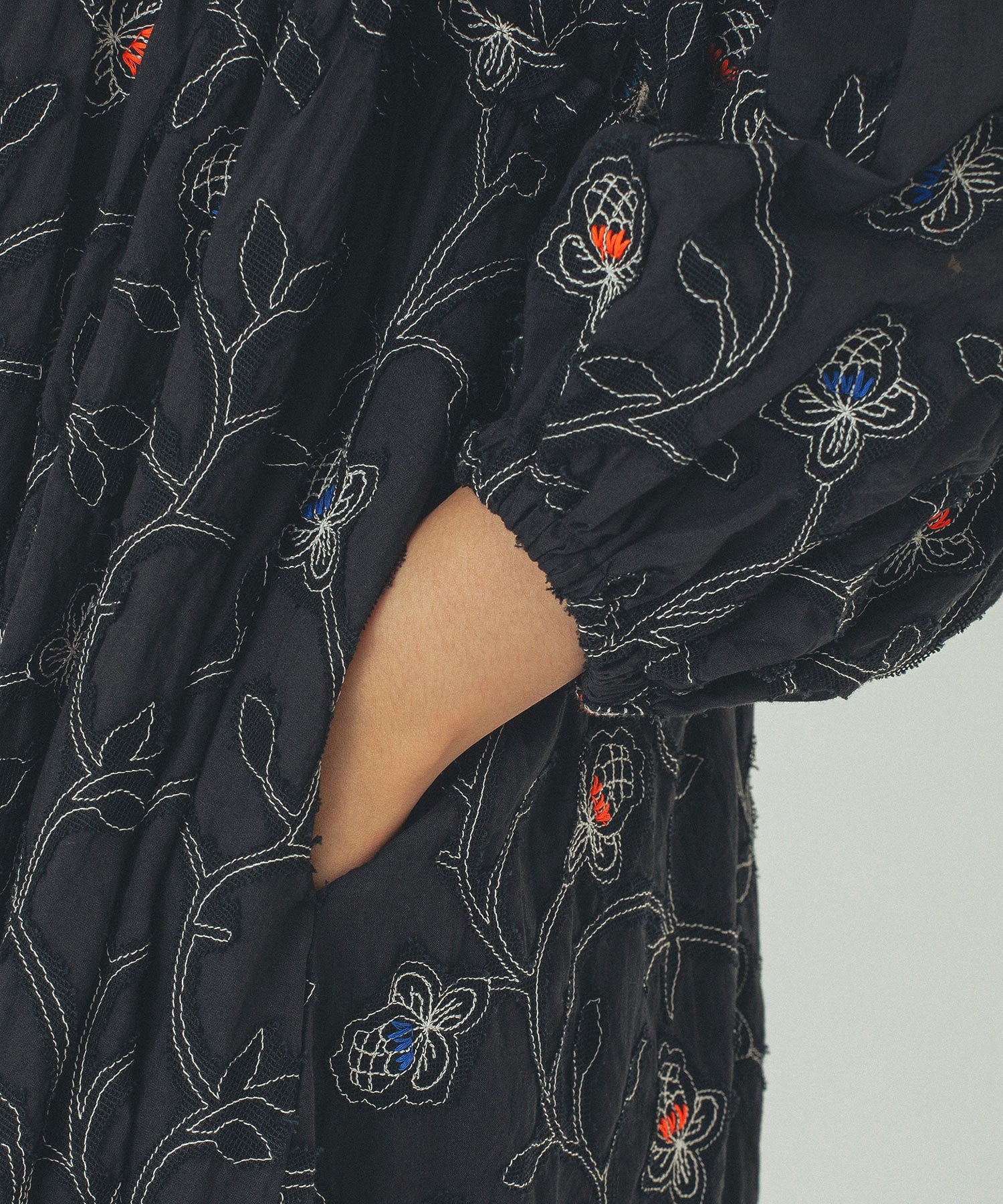 mag.by c/FLOWER EMBROIDERY MINI DRESS