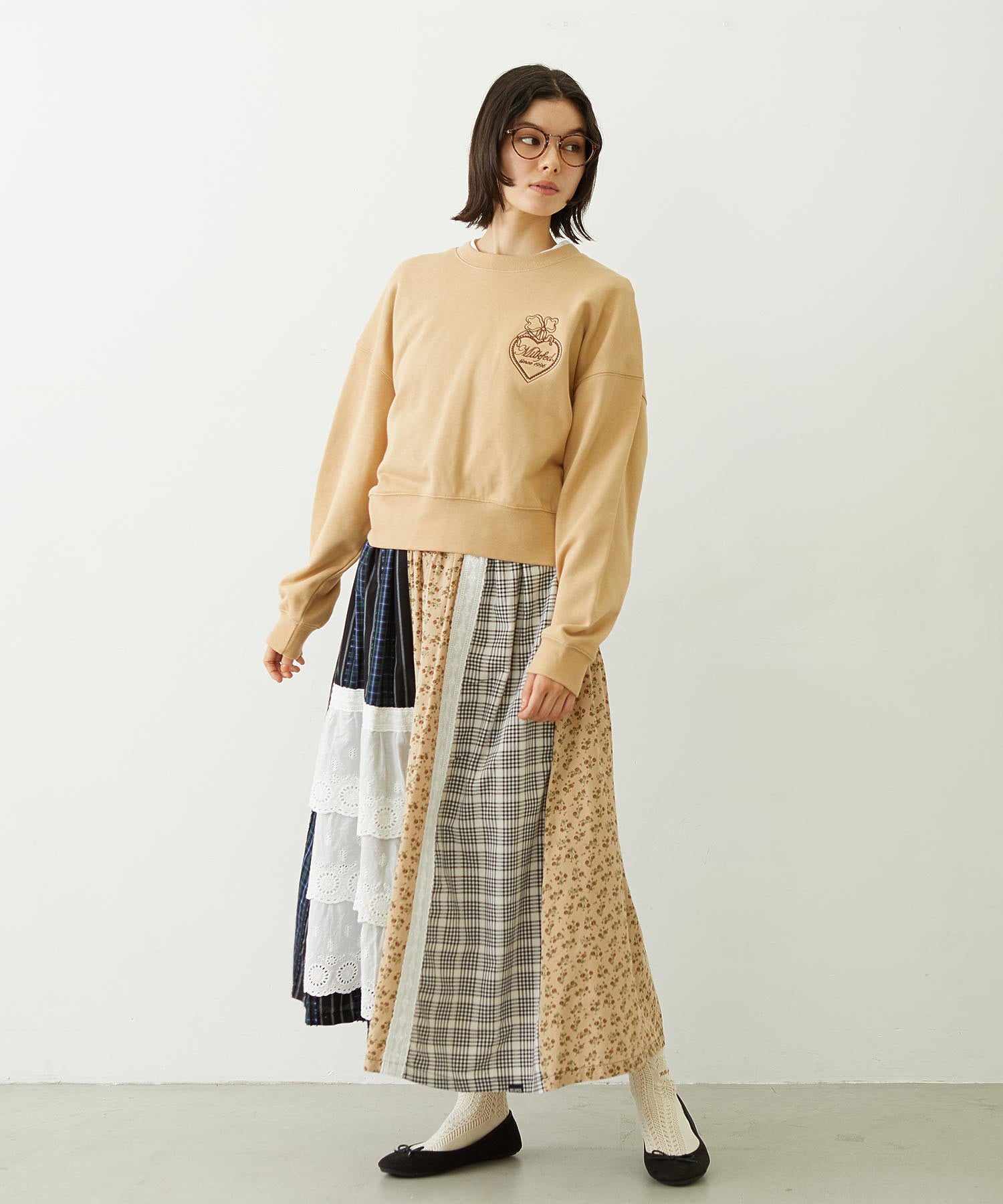 HEART RIBBON EMBLEM SHORT CREW SWEAT