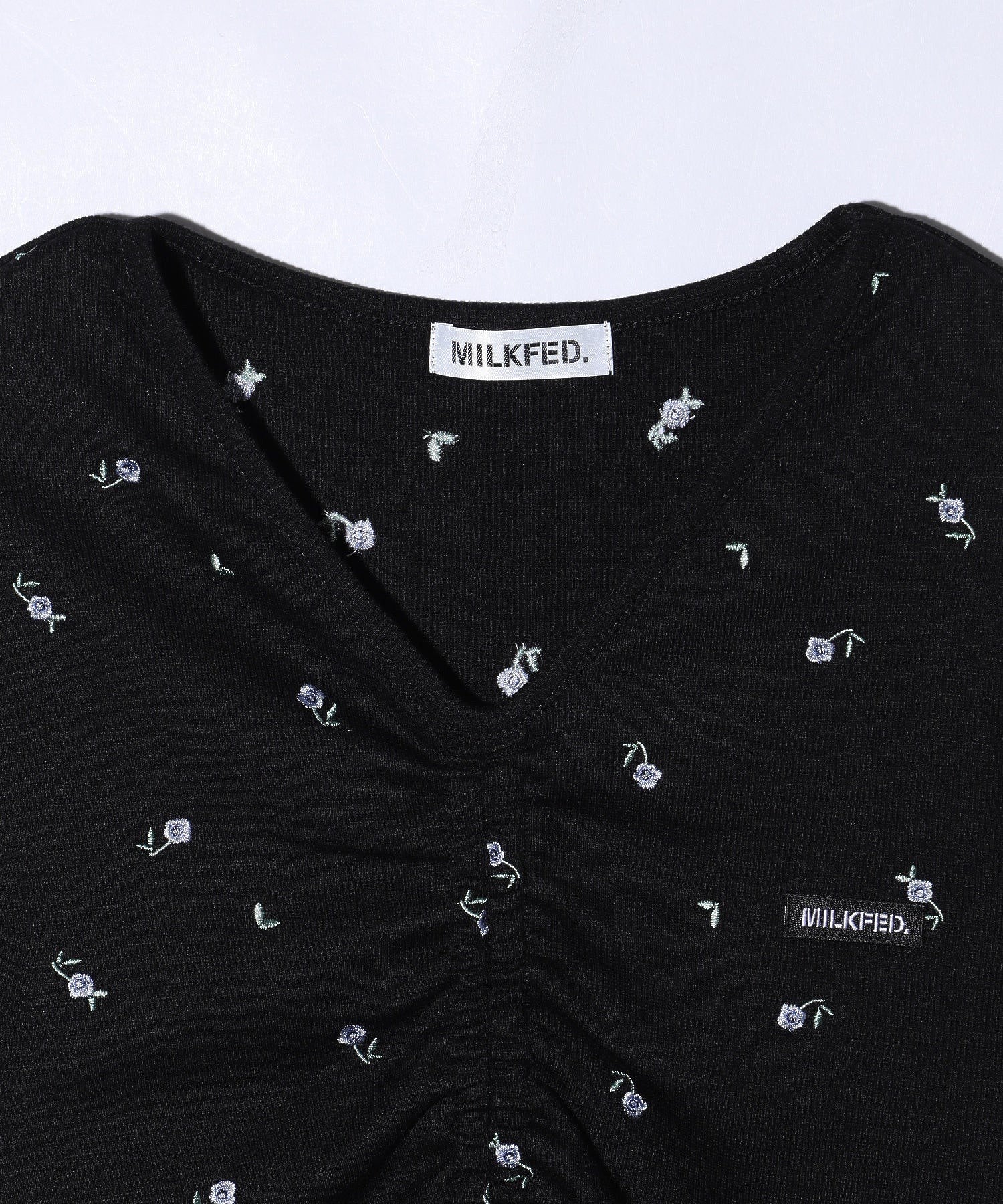 FLOWER EMBROIDERY SHIRRING S/S TOP MILKFED.