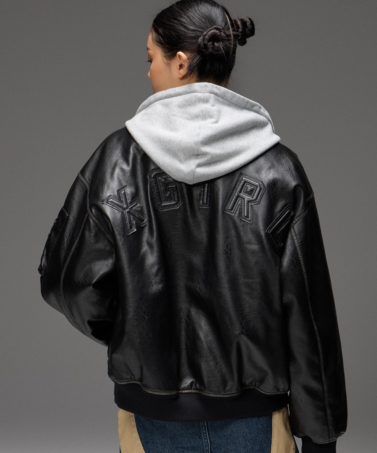 DETACHABLE FAUX FUR COLLAR PATCHED LOGO JACKET