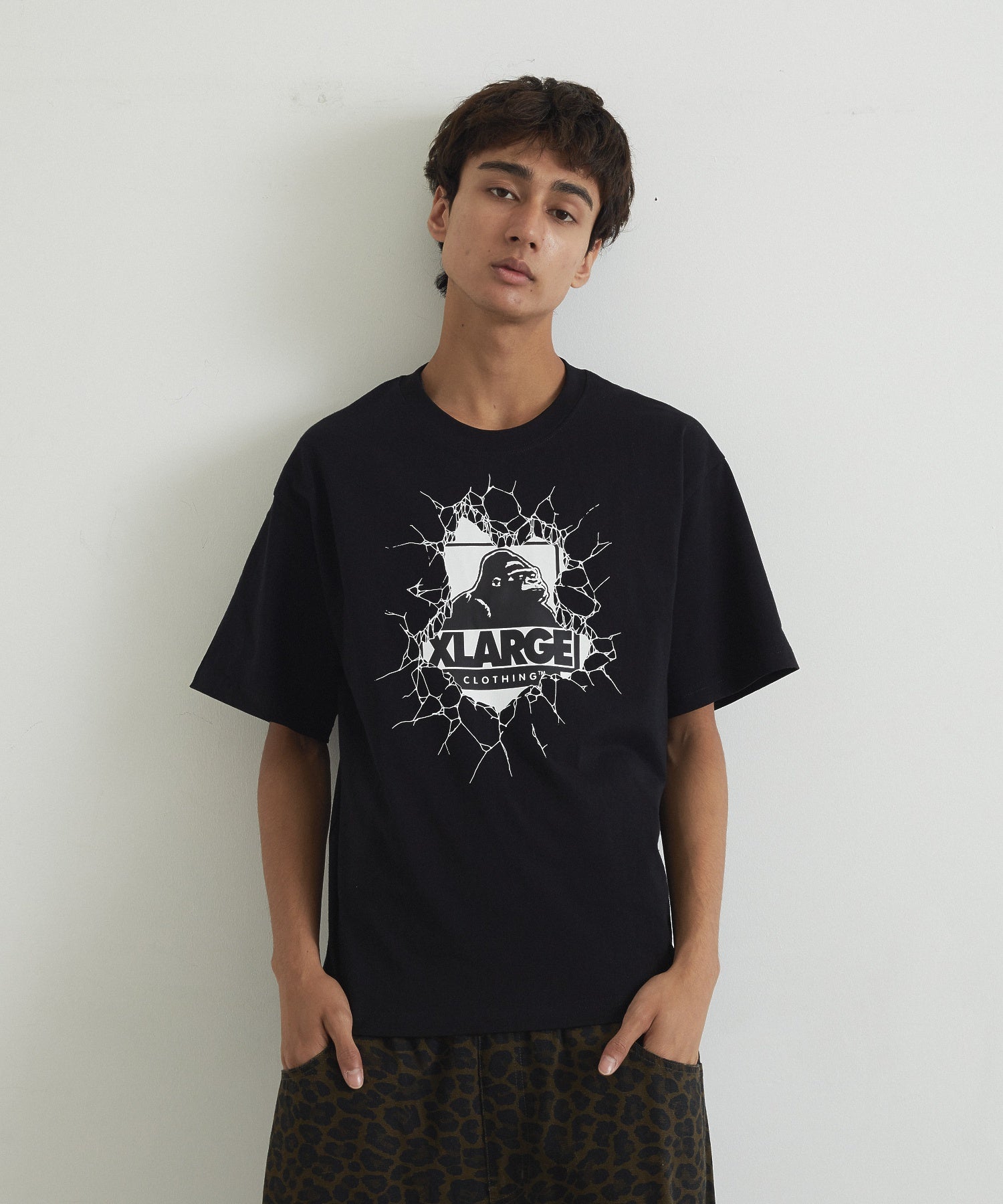 XLARGE×LIXTICK CRACK WALL OG S/S TEE