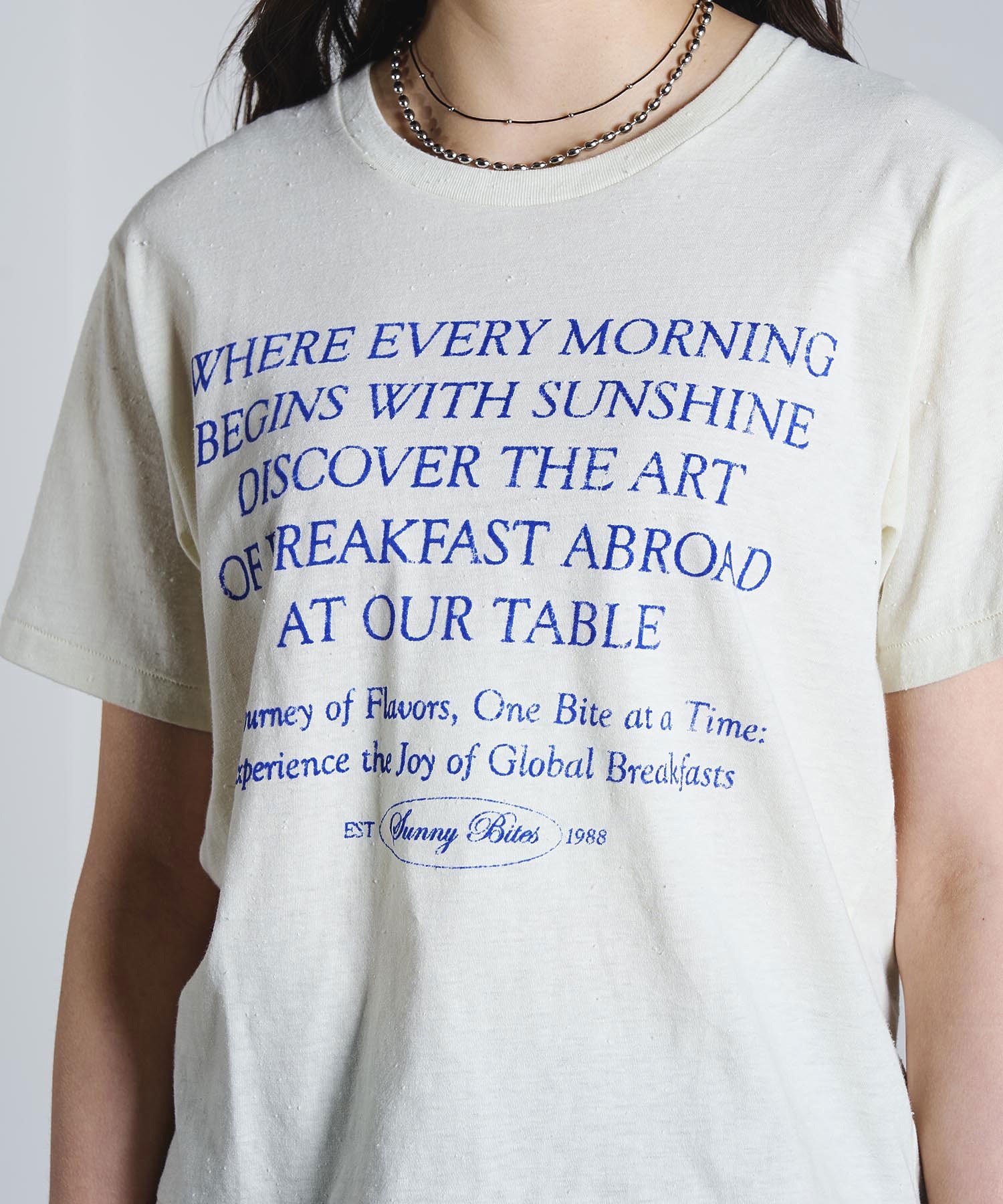 mag.by c/FLOCK PRINT LOGO TEE