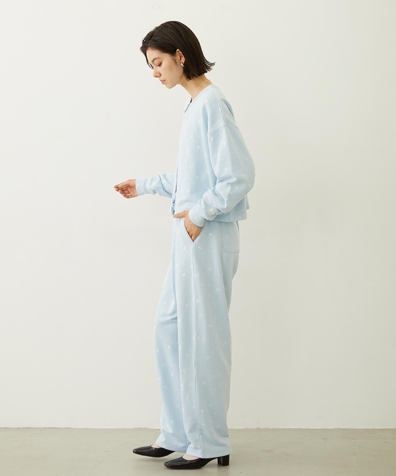 EMBROIDERY TUCK SWEAT PANTS