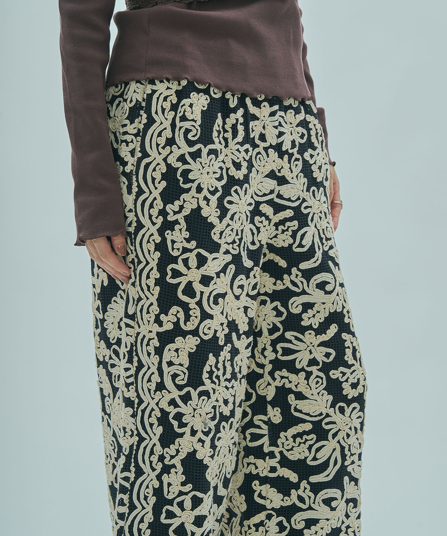 mag.by c/EMBROIDERY MESH PANTS