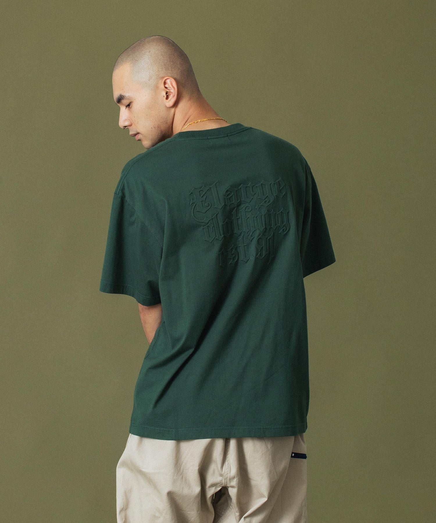 EMBOSSED OLD ENGLISH S/S TEE